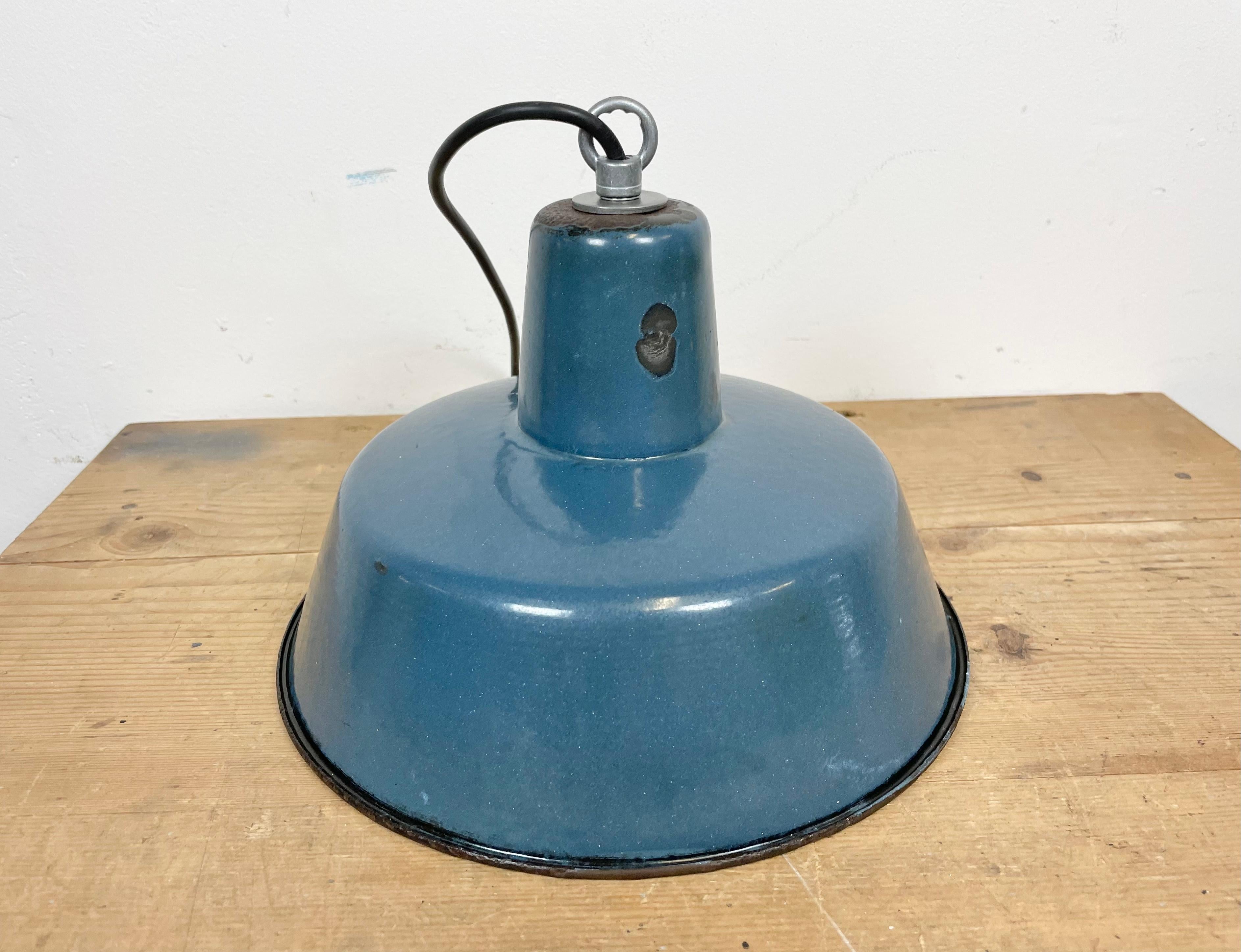 Industrielle blaue Emaille-Hängelampe, 1960er Jahre im Angebot 7
