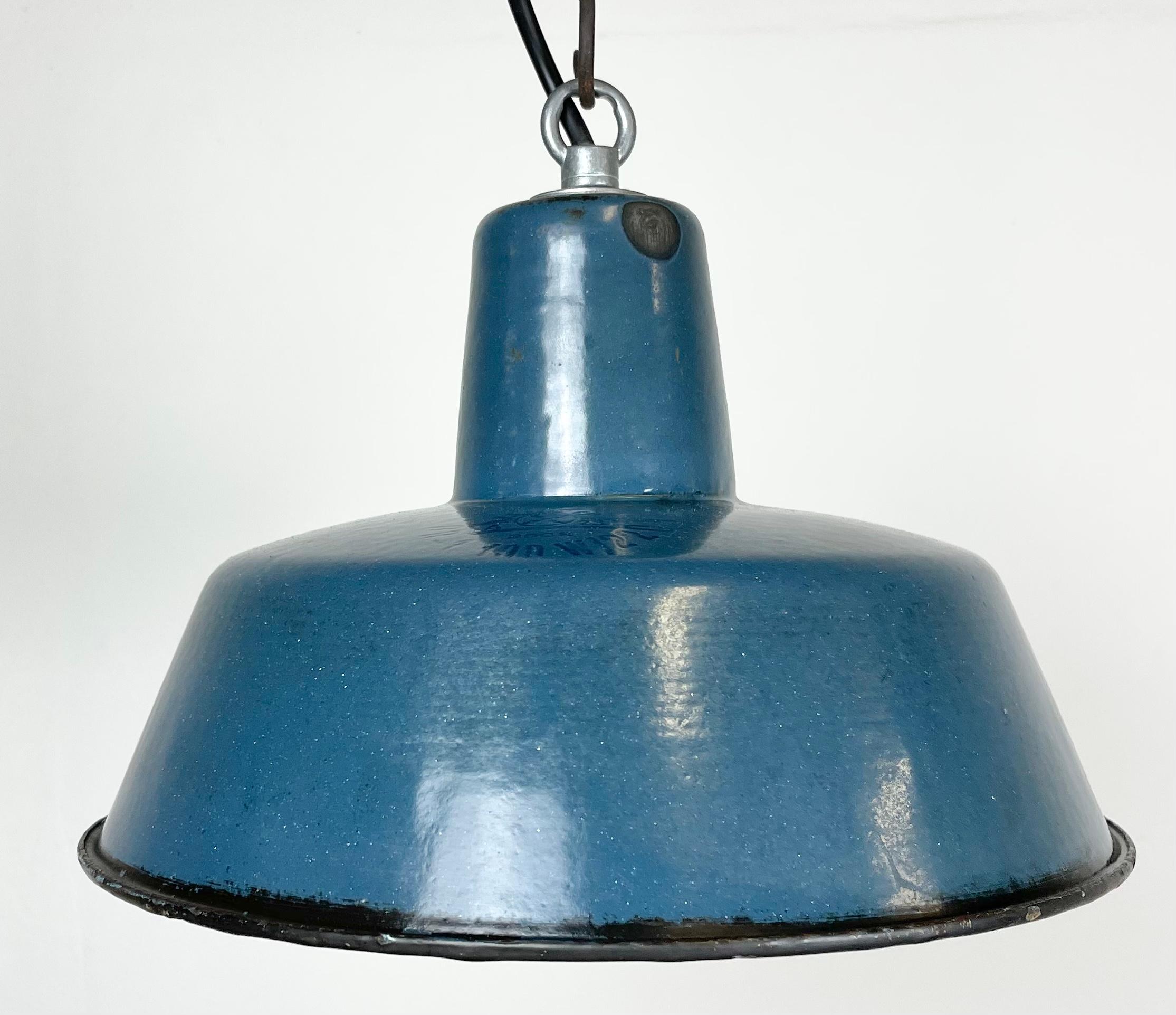 Industriel Petite lampe à suspension industrielle en émail bleu, années 1960 en vente