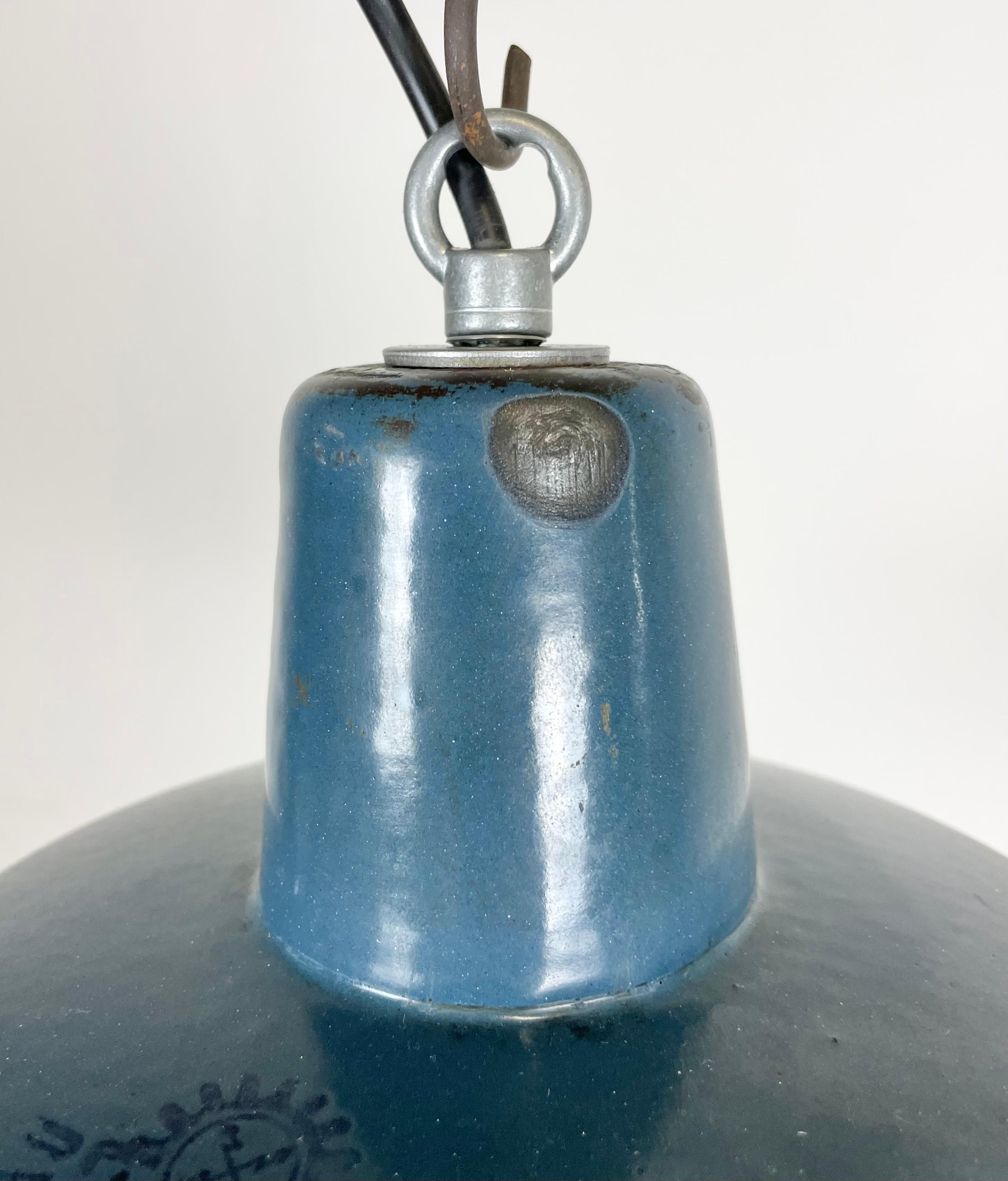 Industrielle blaue Emaille-Hängelampe, 1960er Jahre im Zustand „Gut“ im Angebot in Kojetice, CZ