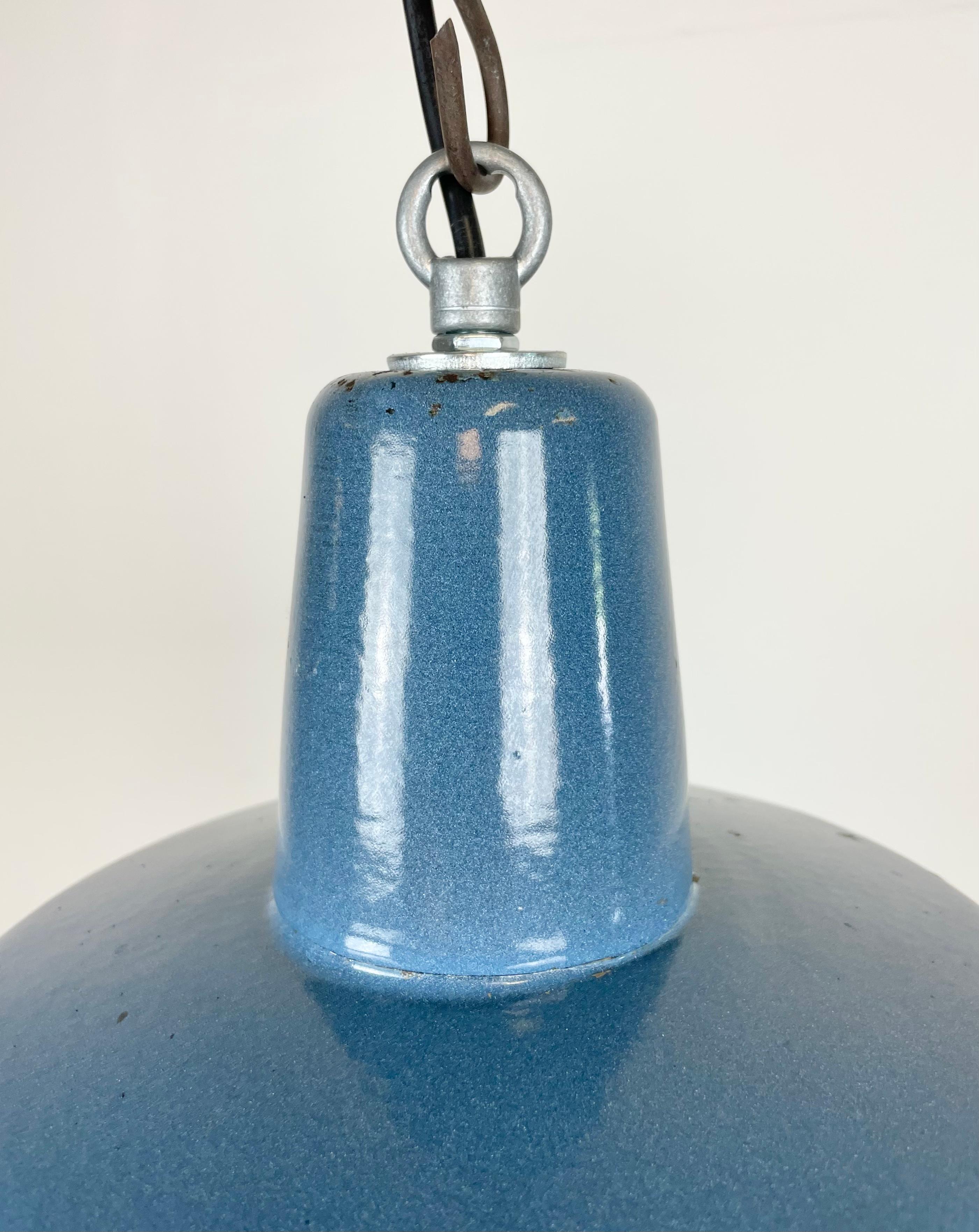Small Industrial Blue Enamel Pendant Lamp, 1960s In Good Condition For Sale In Kojetice, CZ