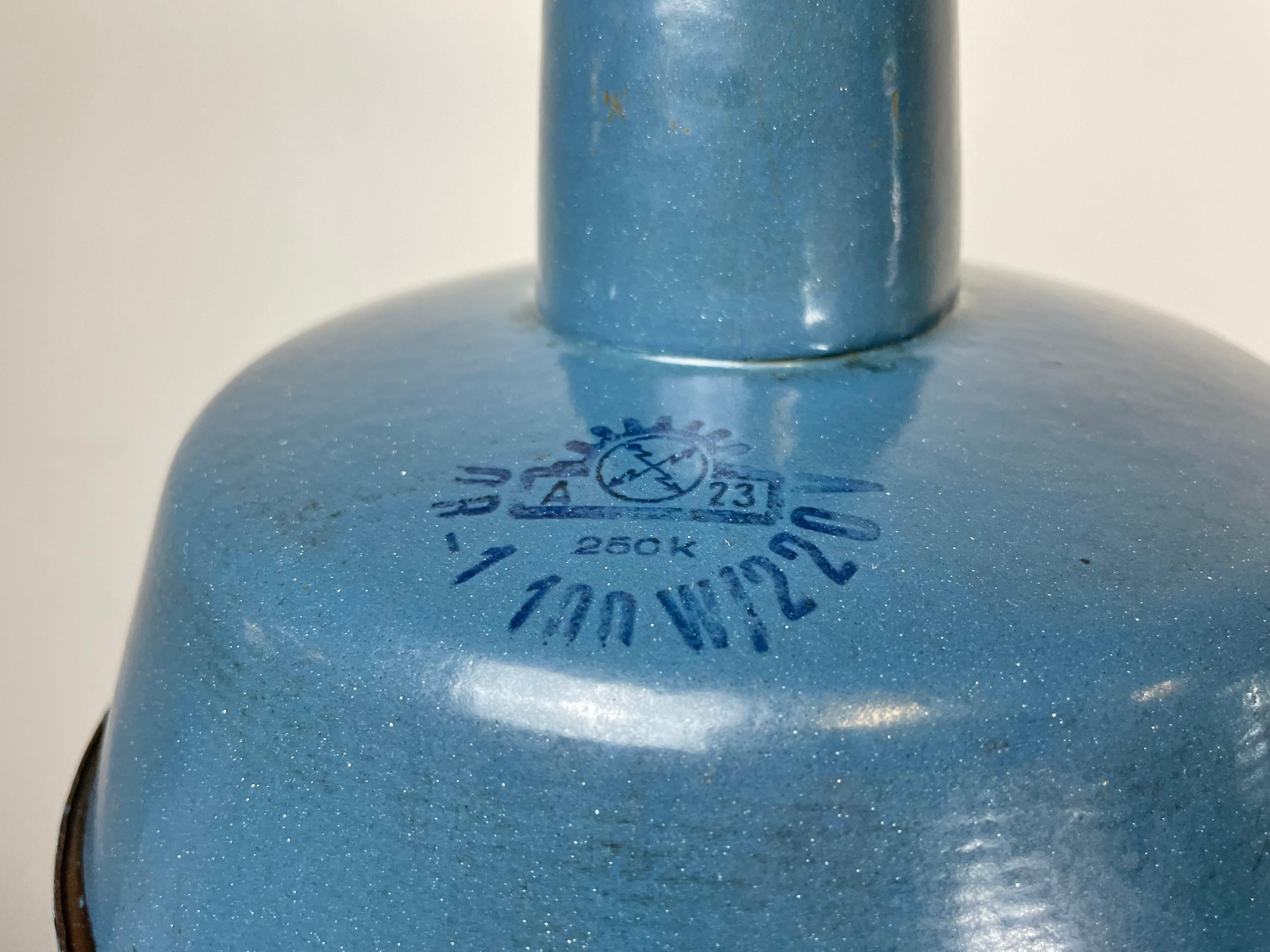 Émail Petite lampe à suspension industrielle en émail bleu, années 1960 en vente