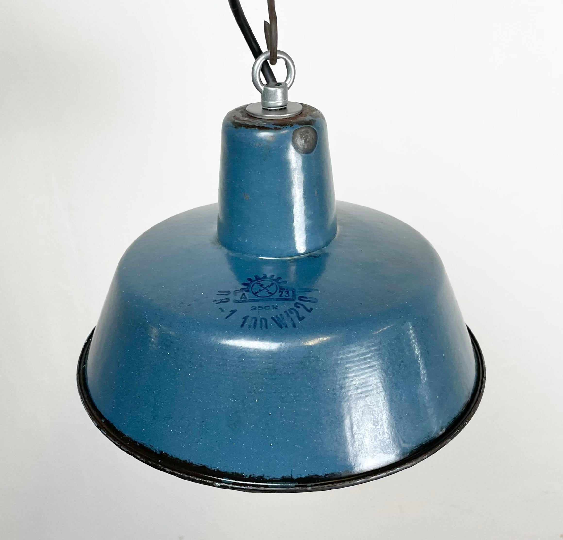 Petite lampe à suspension industrielle en émail bleu, années 1960 en vente 1