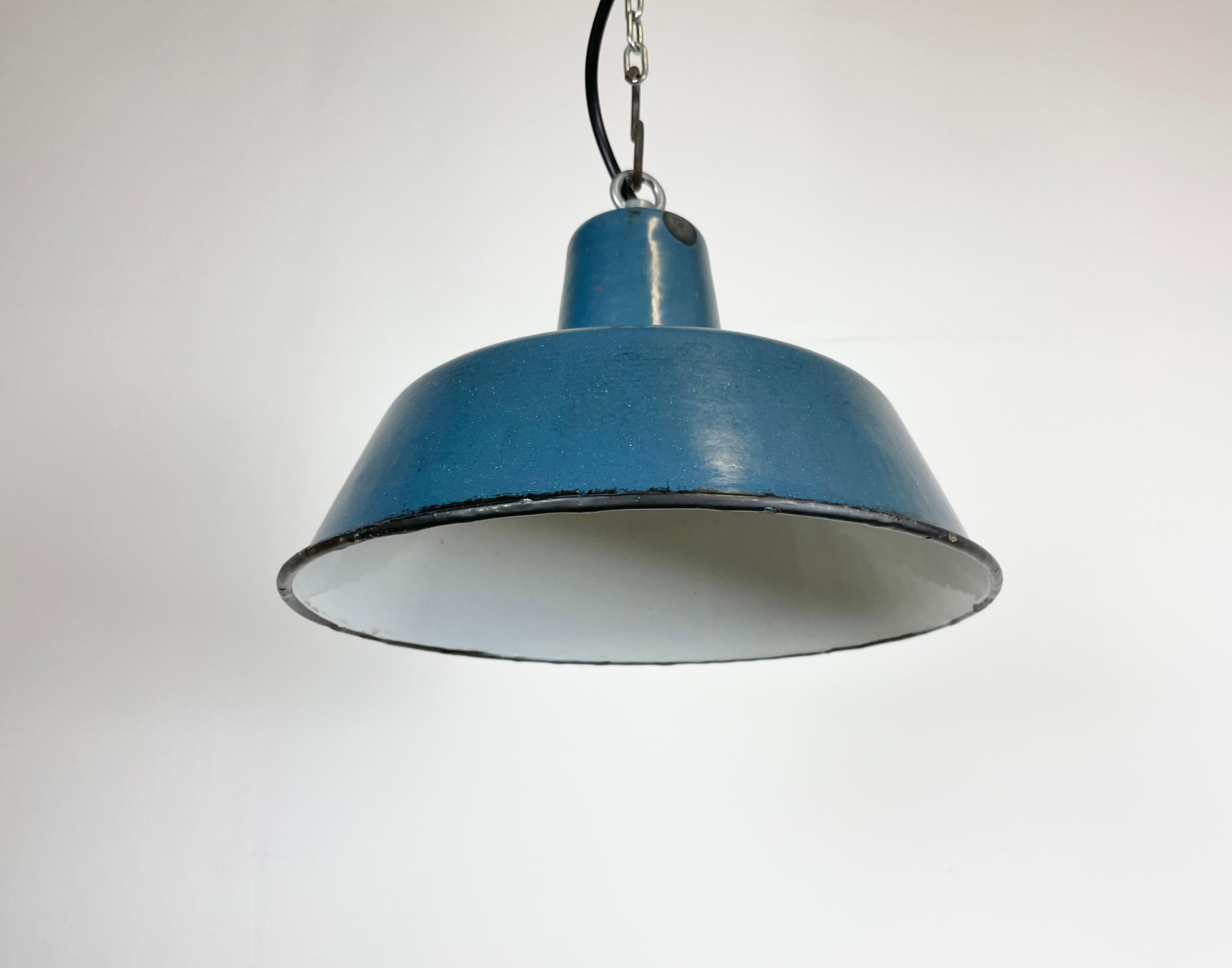 Petite lampe à suspension industrielle en émail bleu, années 1960 en vente 2
