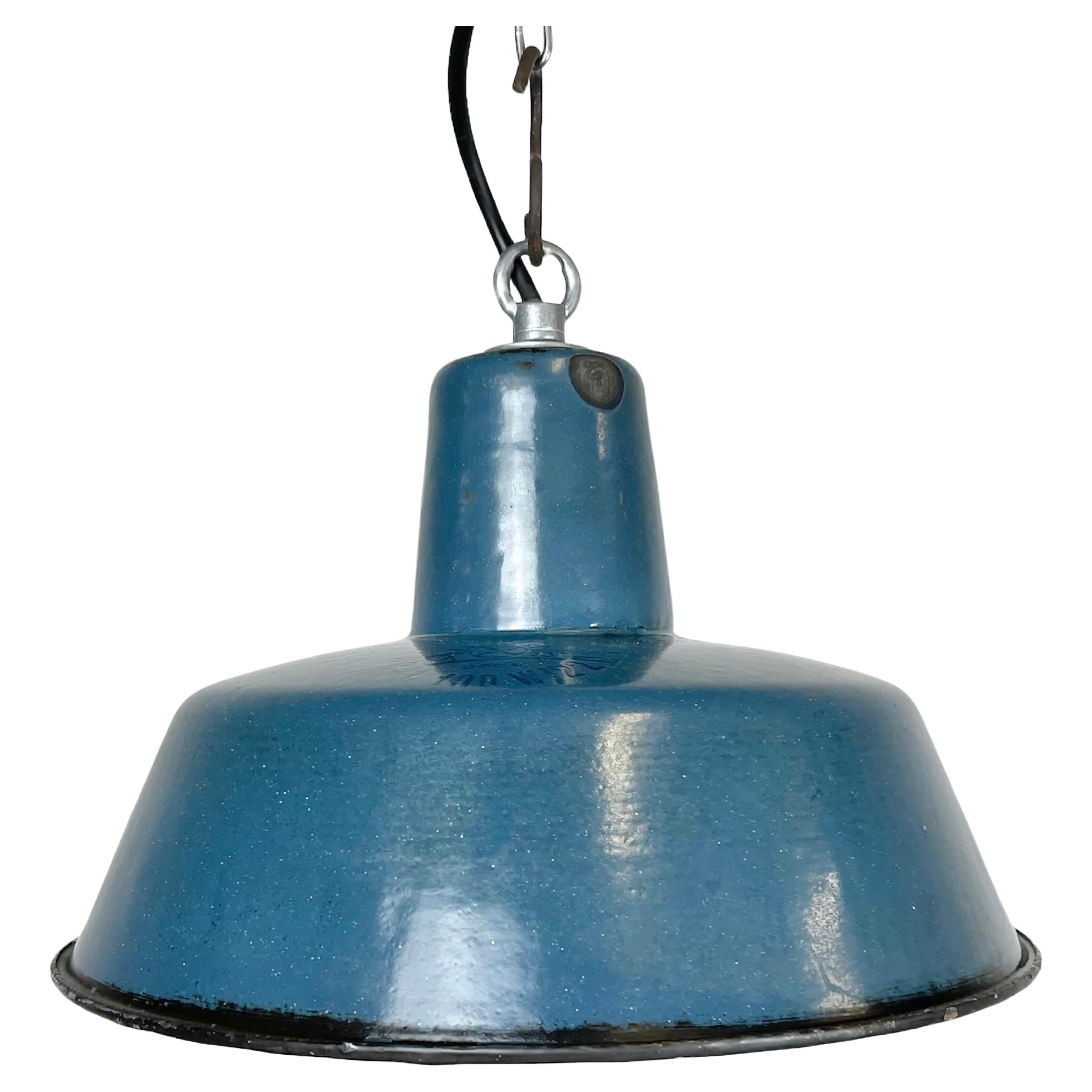 Petite lampe à suspension industrielle en émail bleu, années 1960 en vente
