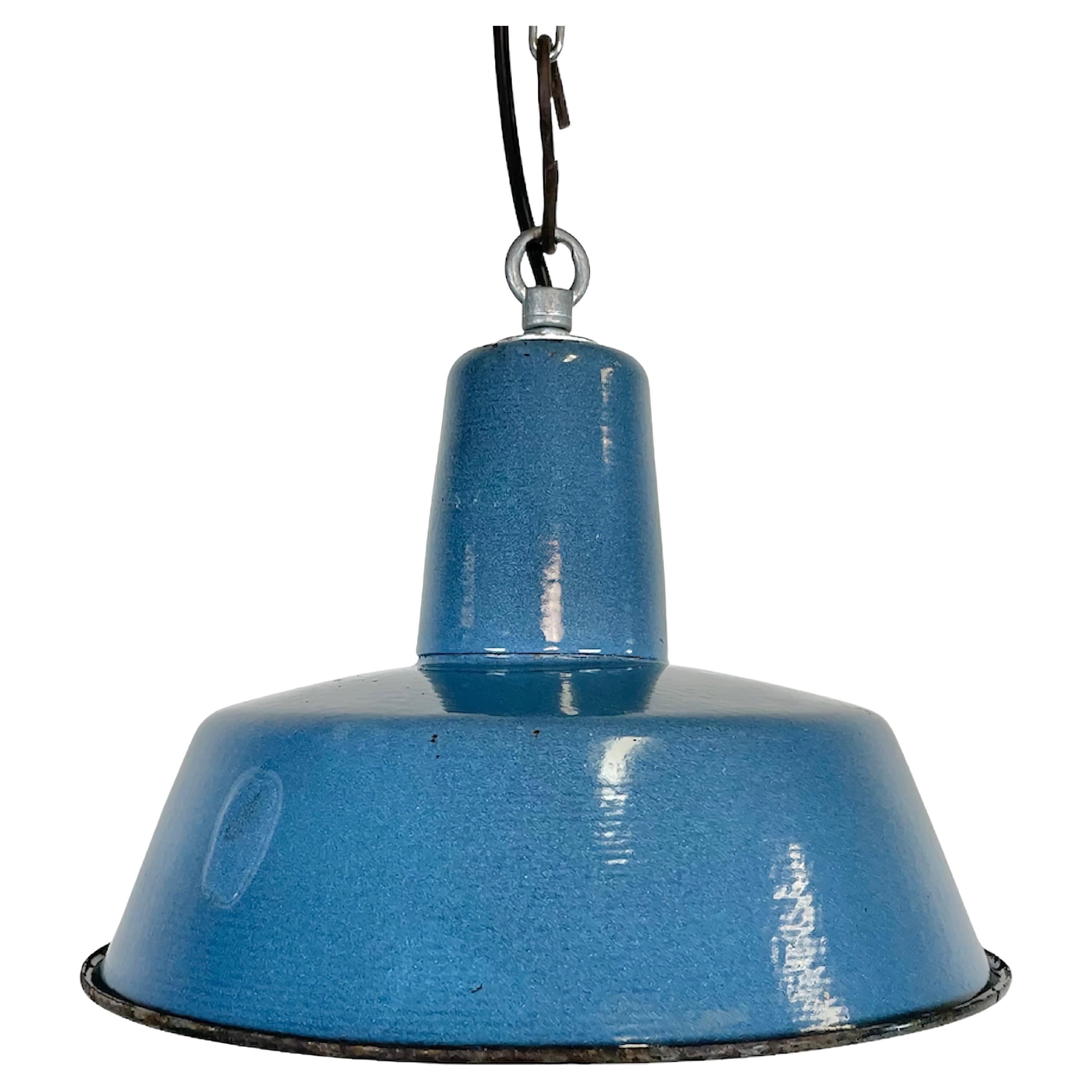 Petite lampe suspendue industrielle en émail bleu, années 1960