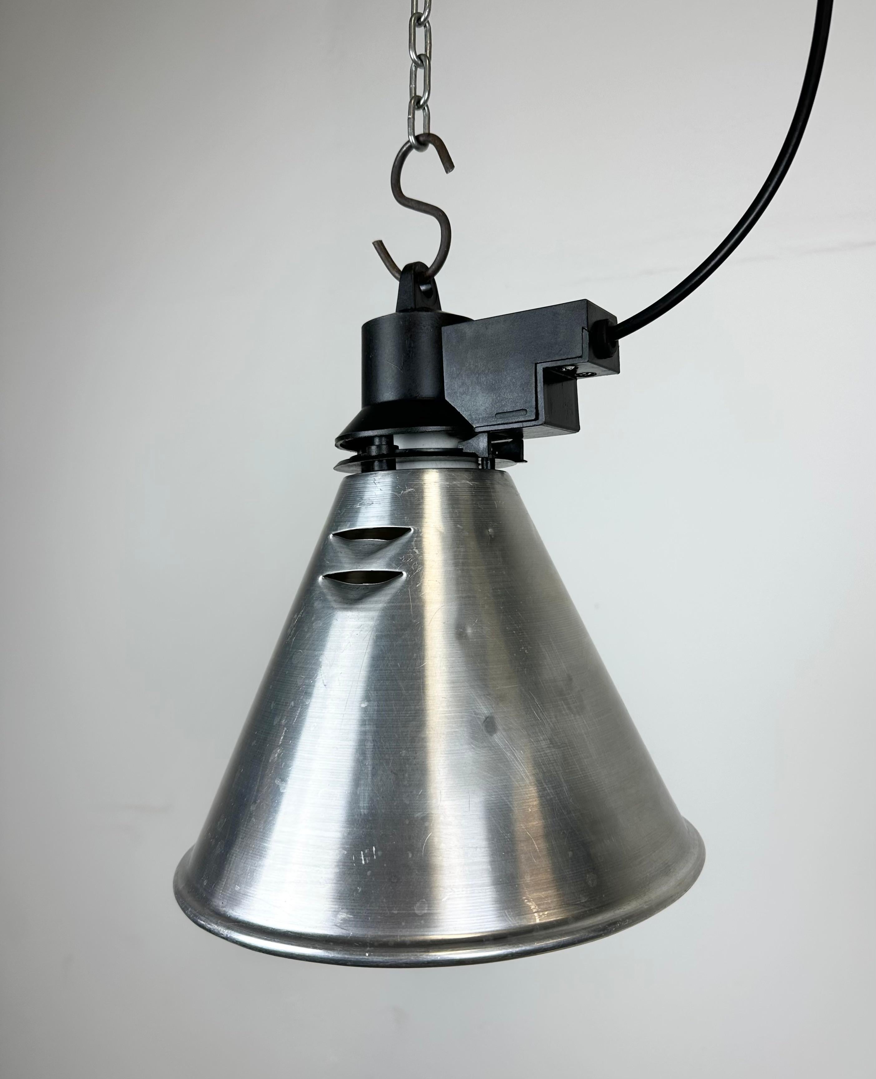 Alluminio Piccola lampada a sospensione industriale francese in alluminio, anni '60 in vendita