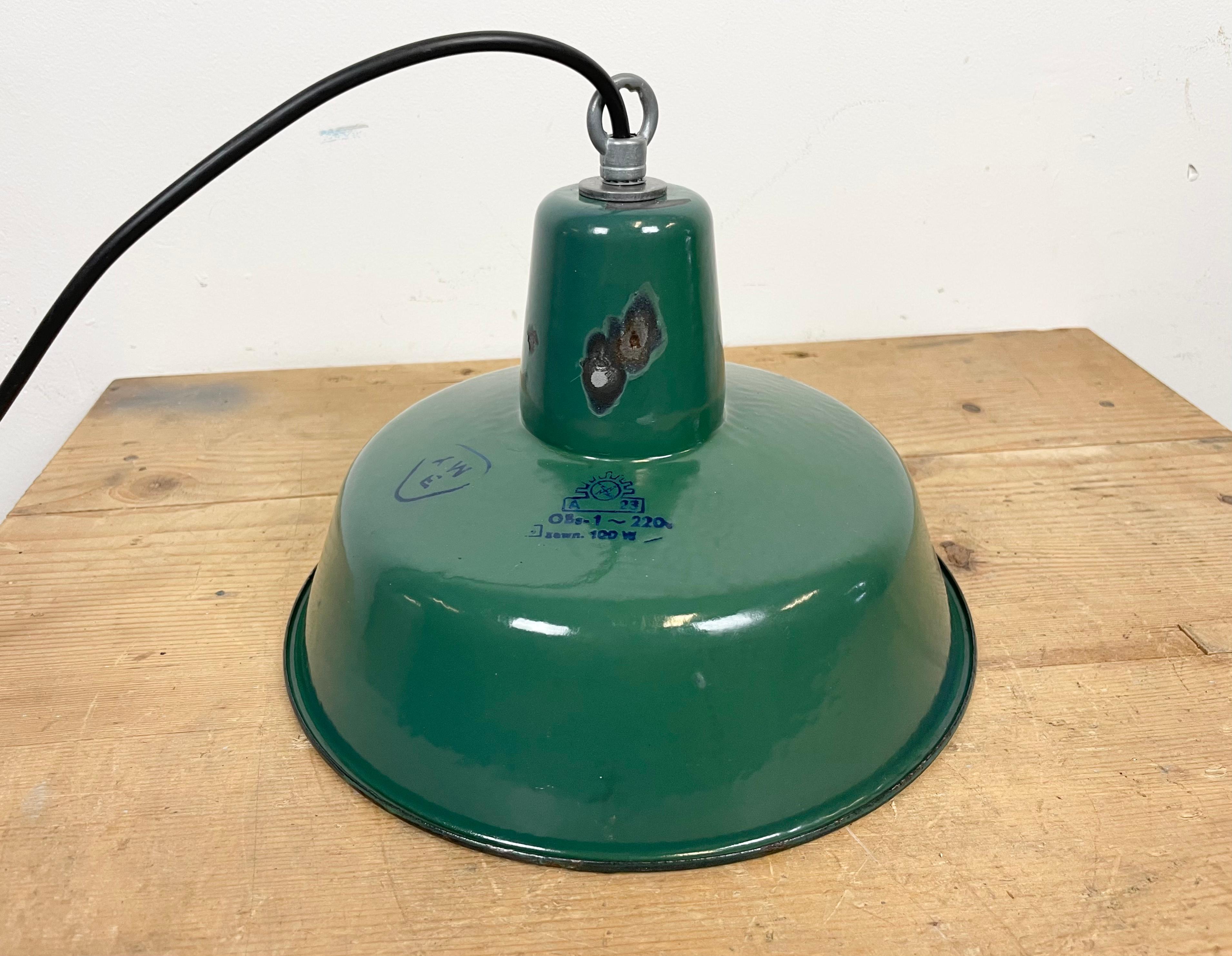 Piccola lampada a sospensione industriale in smalto verde, anni '60 in vendita 3