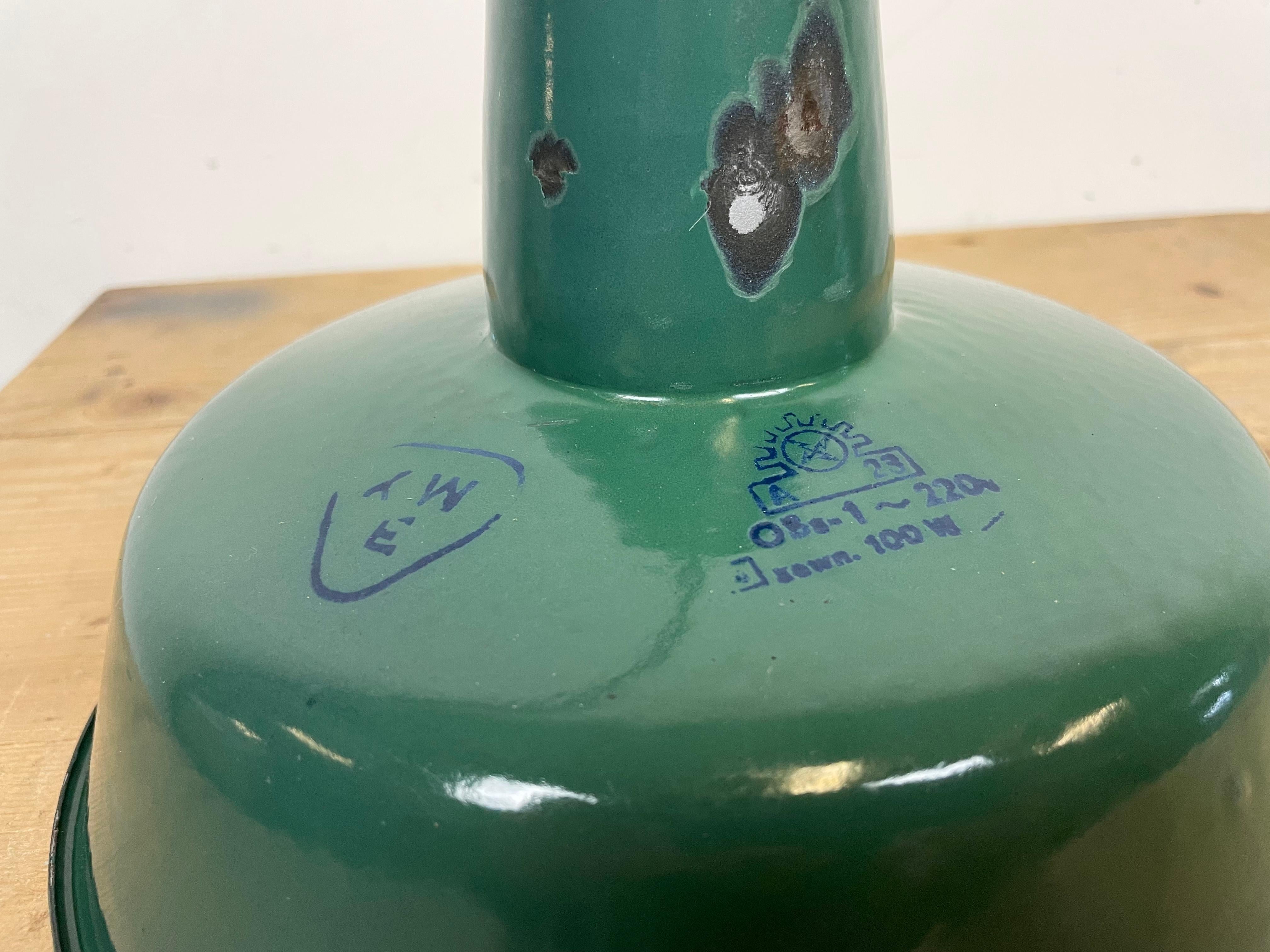 Piccola lampada a sospensione industriale in smalto verde, anni '60 in vendita 4
