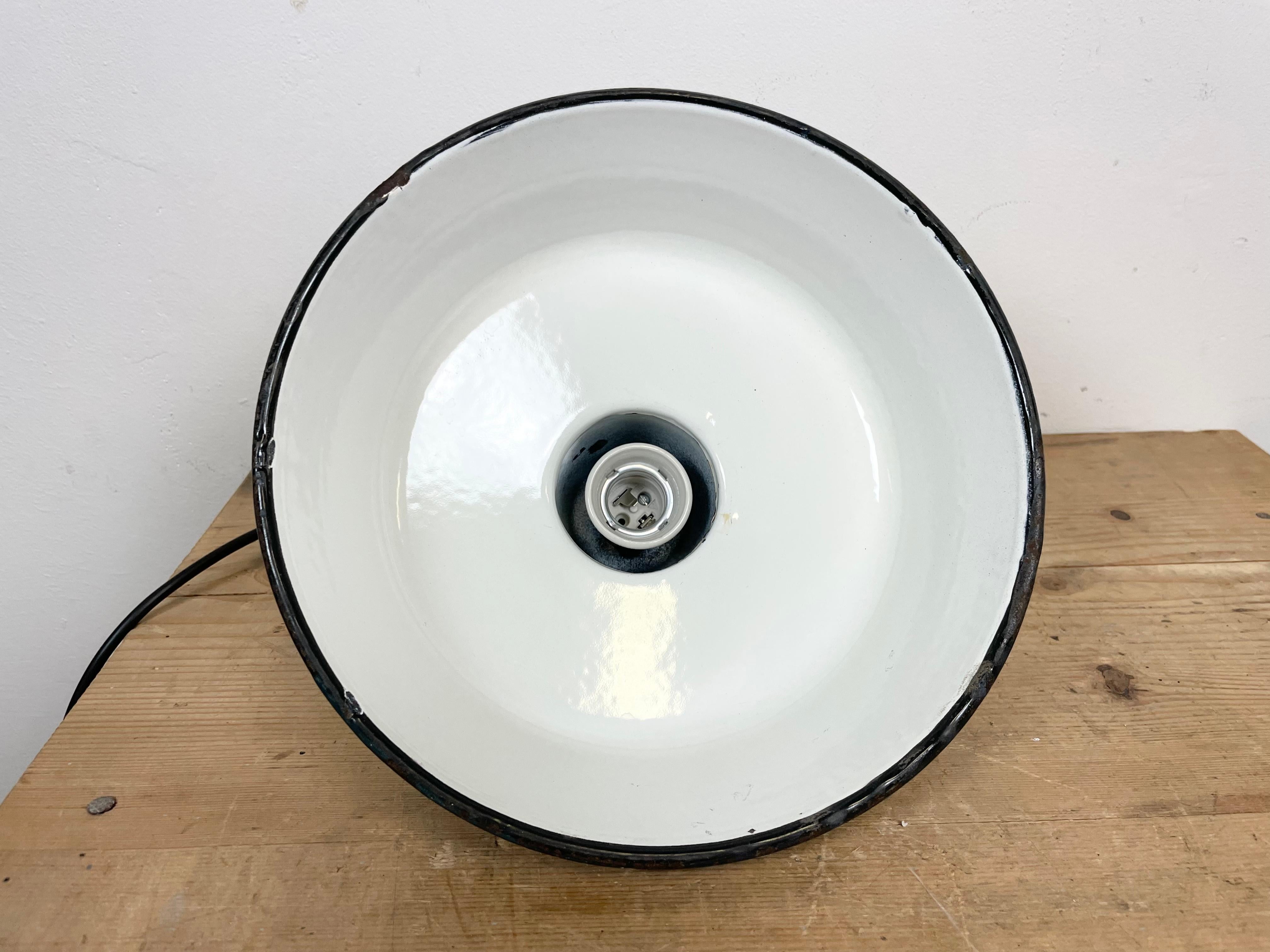 Piccola lampada a sospensione industriale in smalto verde, anni '60 in vendita 5