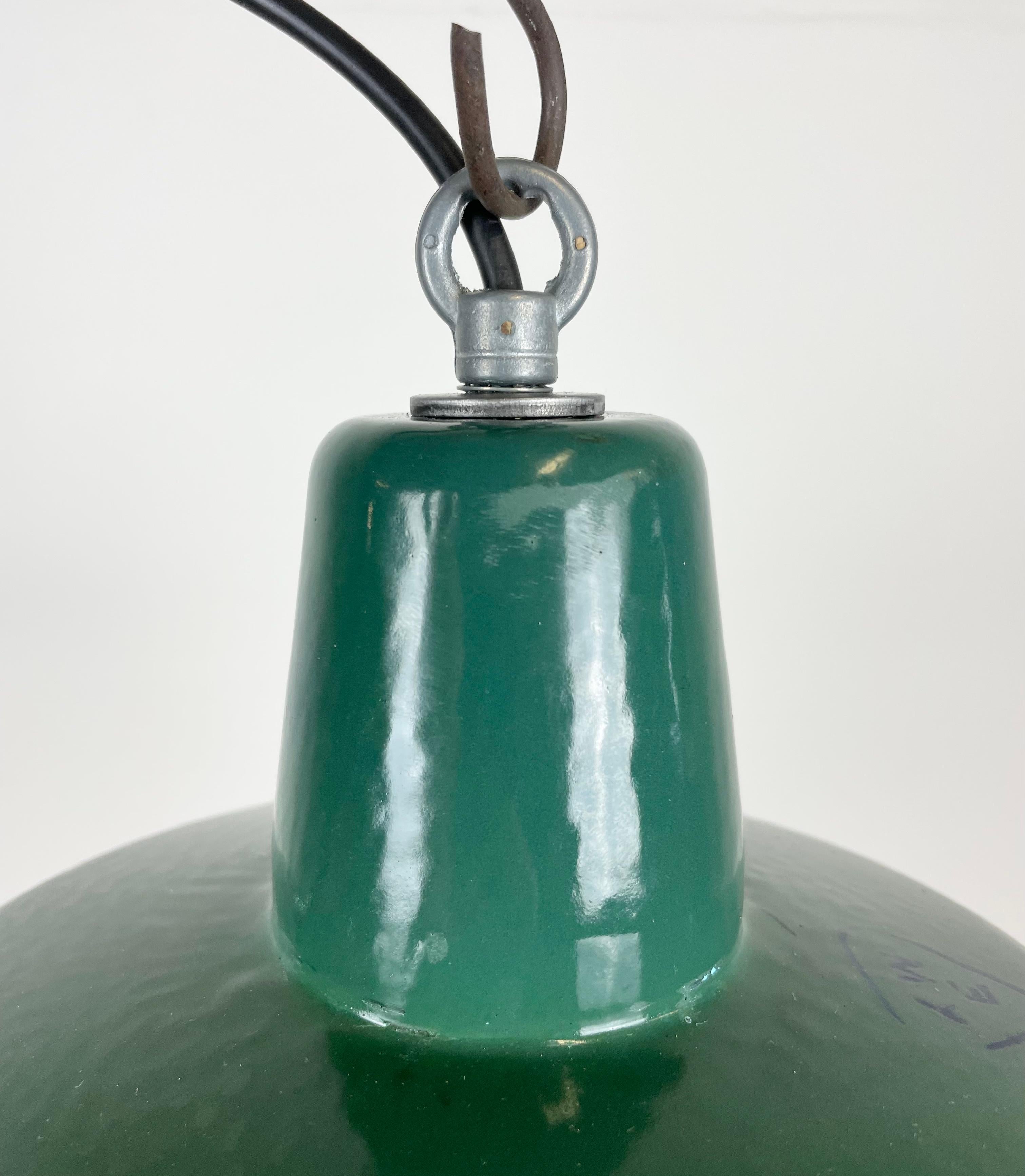 Piccola lampada a sospensione industriale in smalto verde, anni '60 in vendita 6