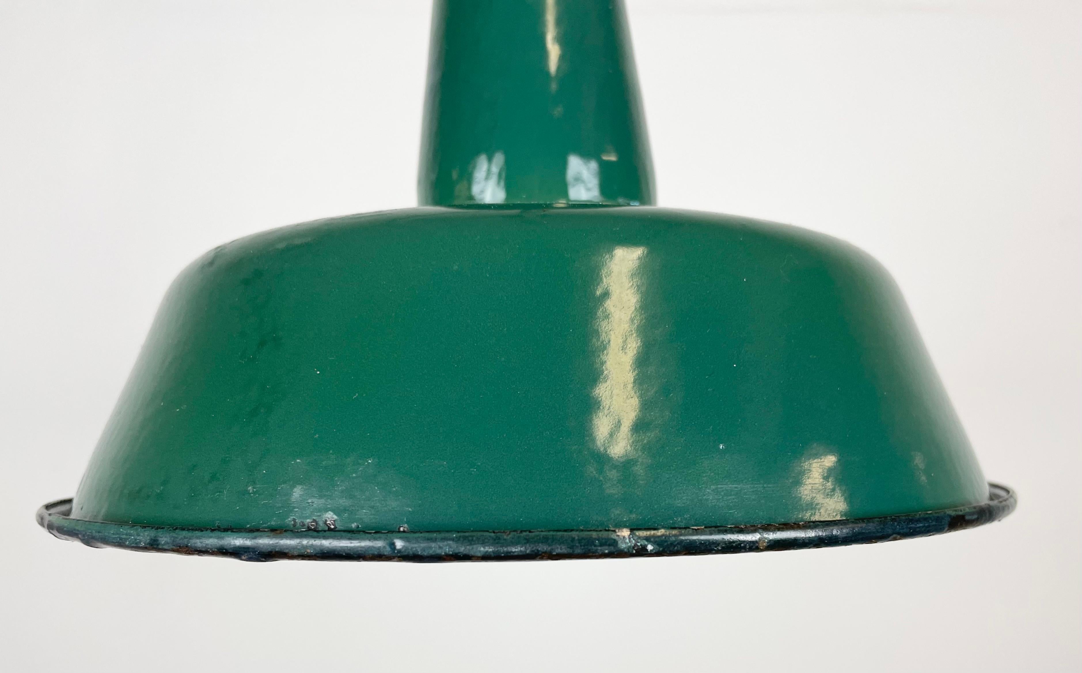Polacco Piccola lampada a sospensione industriale in smalto verde, anni '60 in vendita