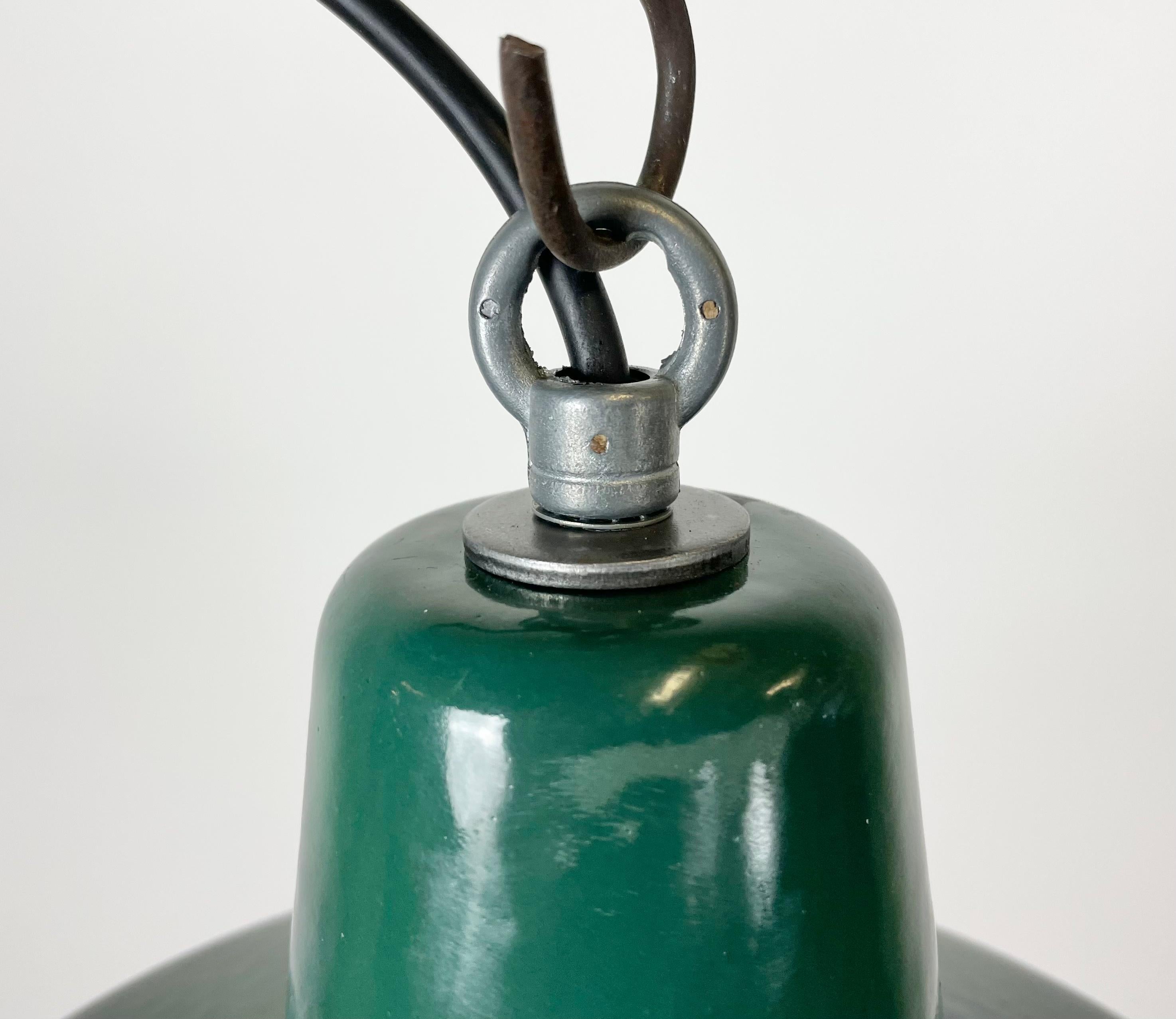 Piccola lampada a sospensione industriale in smalto verde, anni '60 In condizioni buone in vendita a Kojetice, CZ