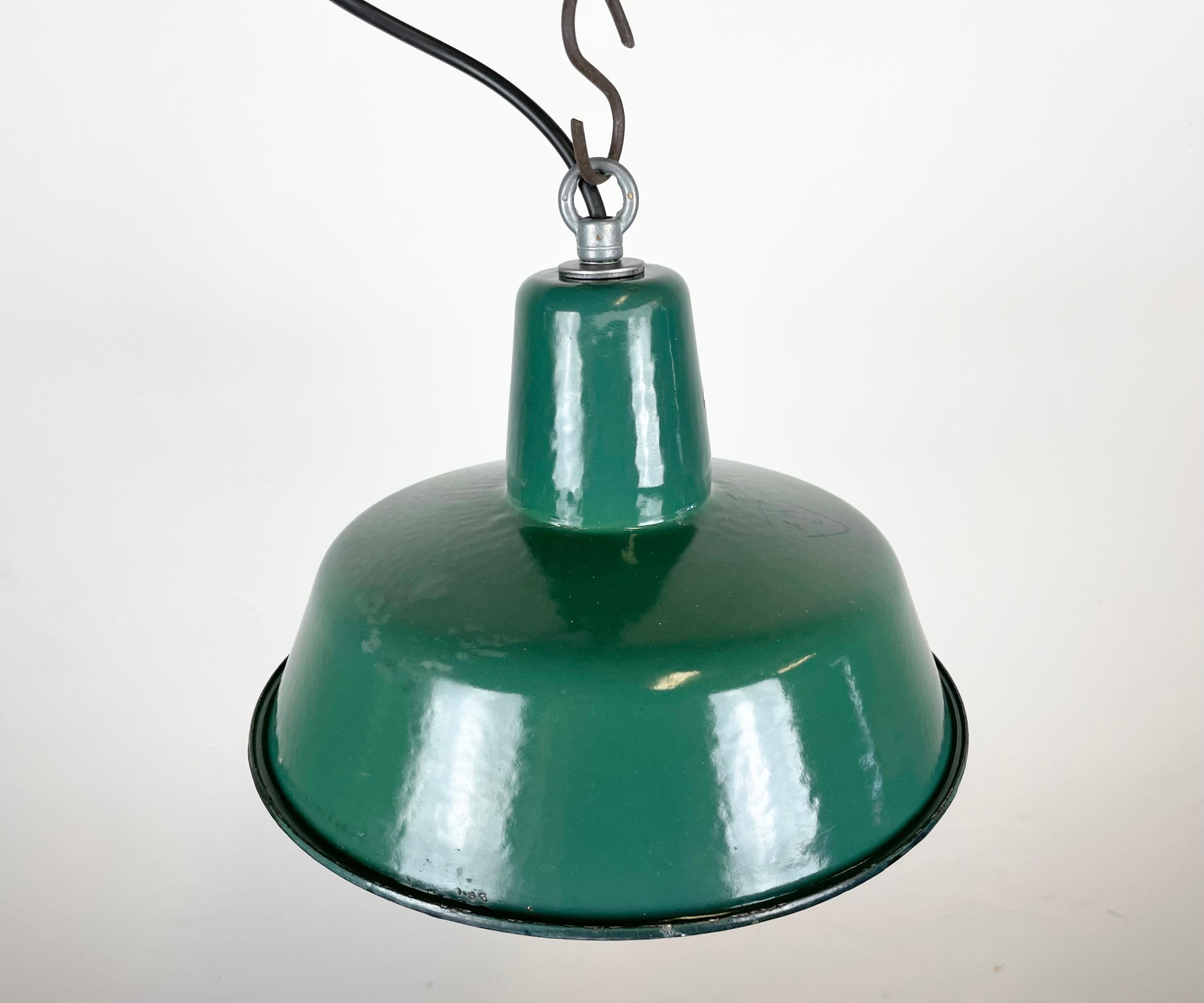 XX secolo Piccola lampada a sospensione industriale in smalto verde, anni '60 in vendita