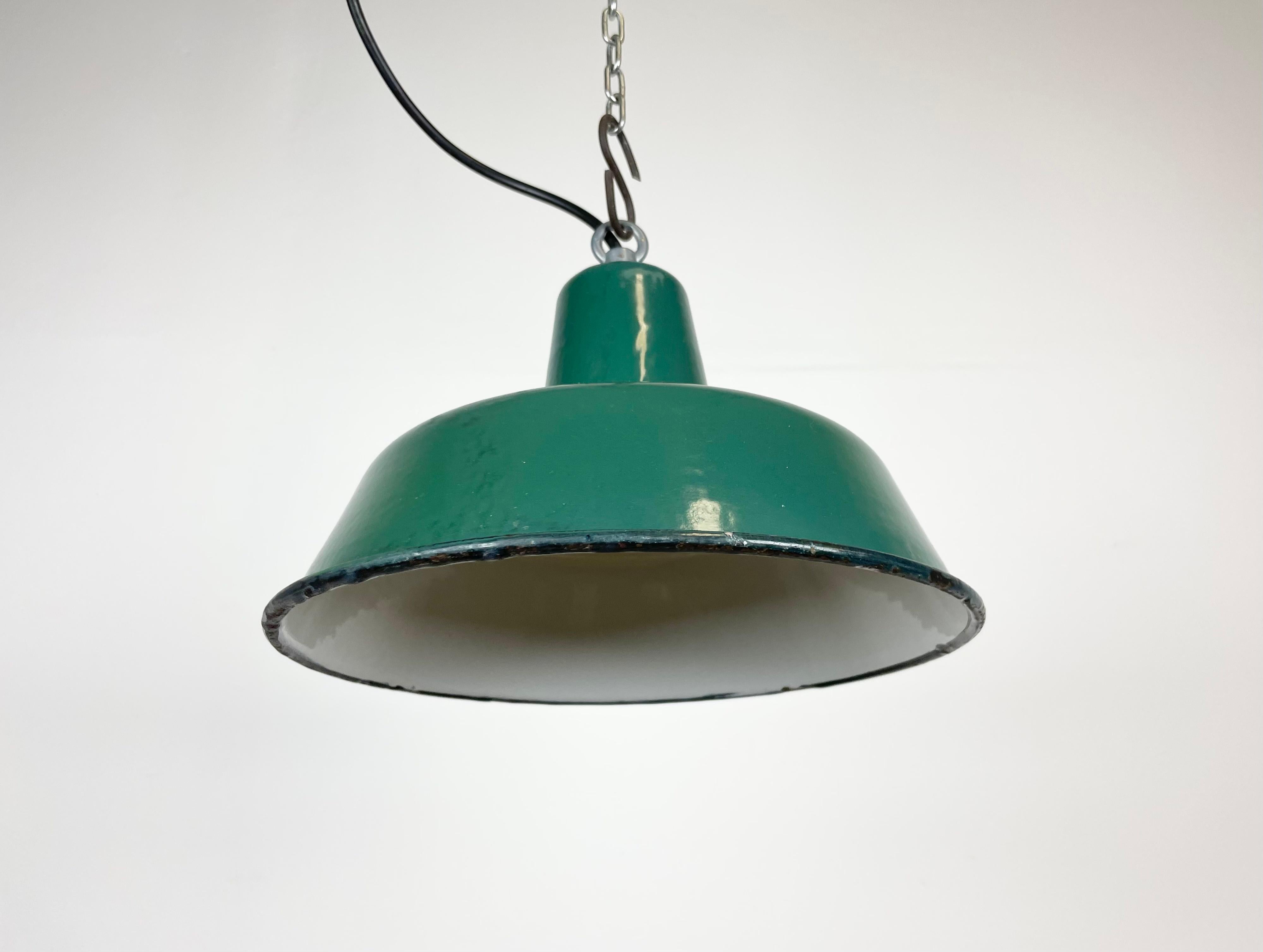 Smalto Piccola lampada a sospensione industriale in smalto verde, anni '60 in vendita
