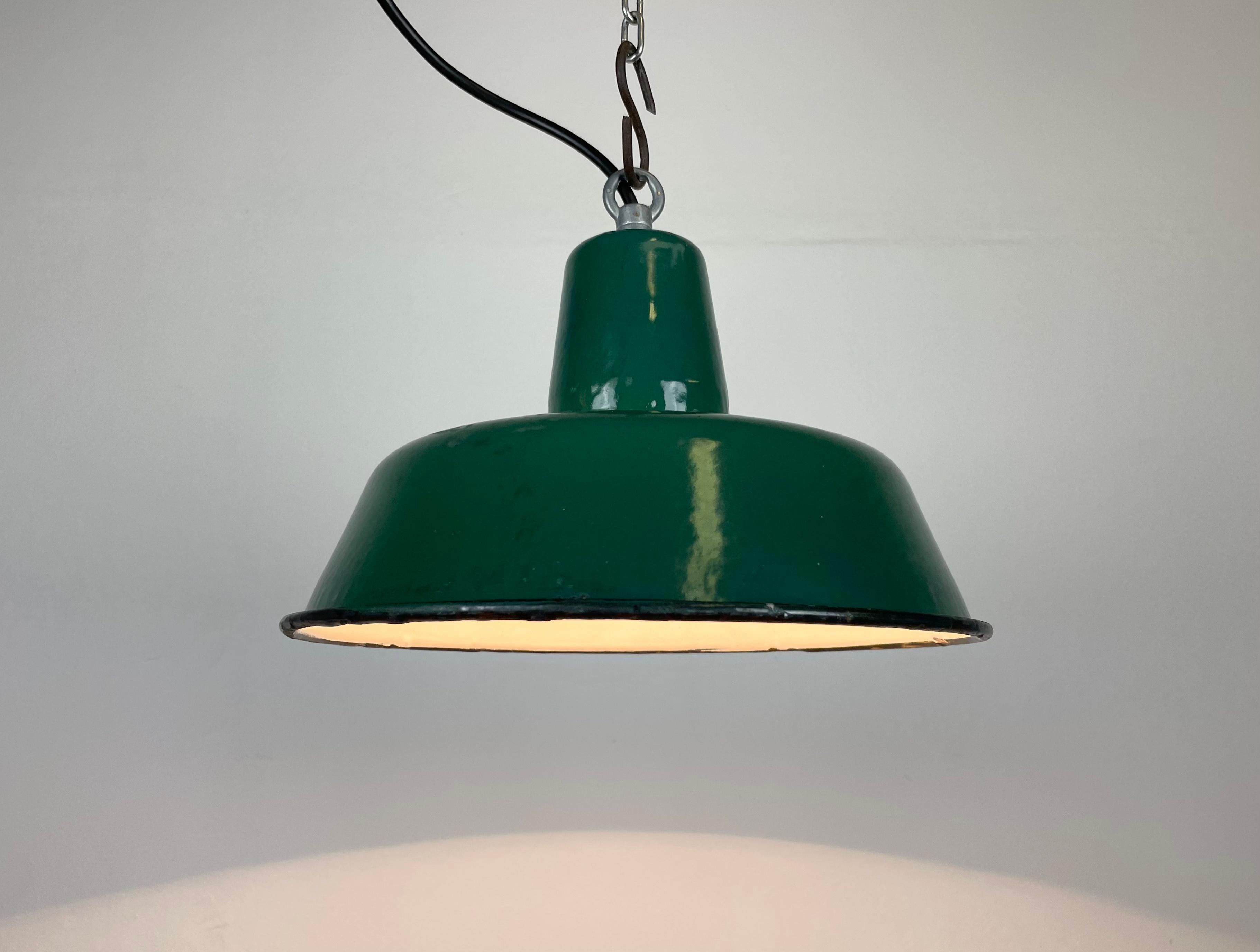 Piccola lampada a sospensione industriale in smalto verde, anni '60 in vendita 1