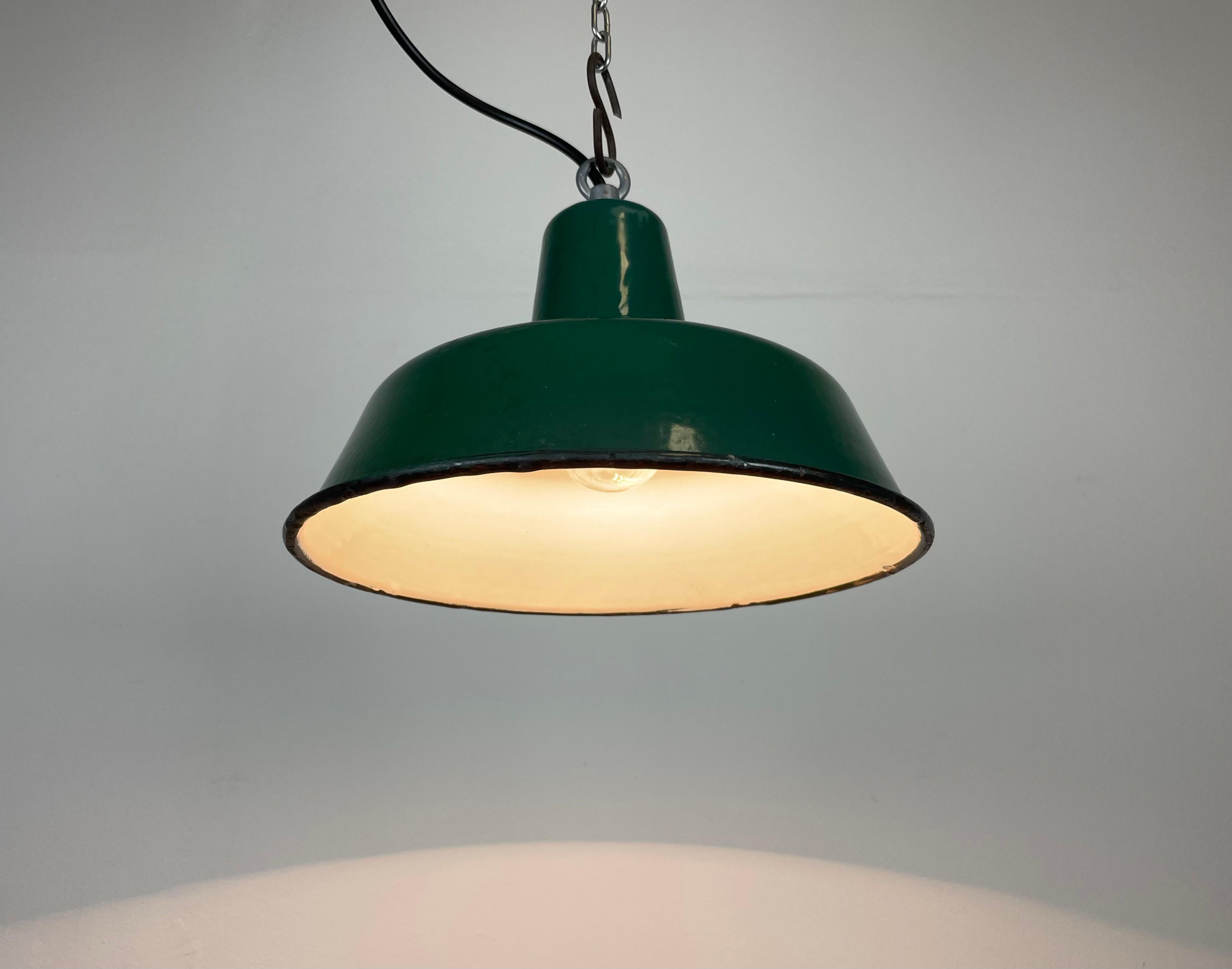 Piccola lampada a sospensione industriale in smalto verde, anni '60 in vendita 2