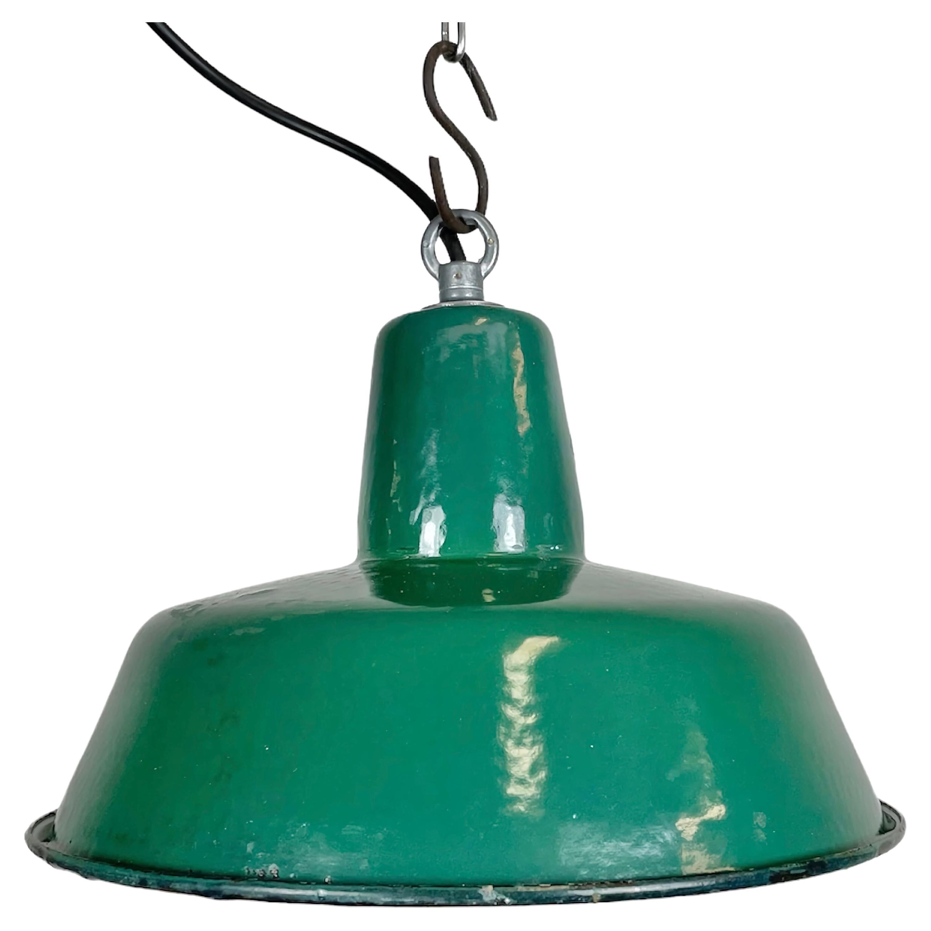Petite lampe à suspension industrielle en émail vert, années 1960