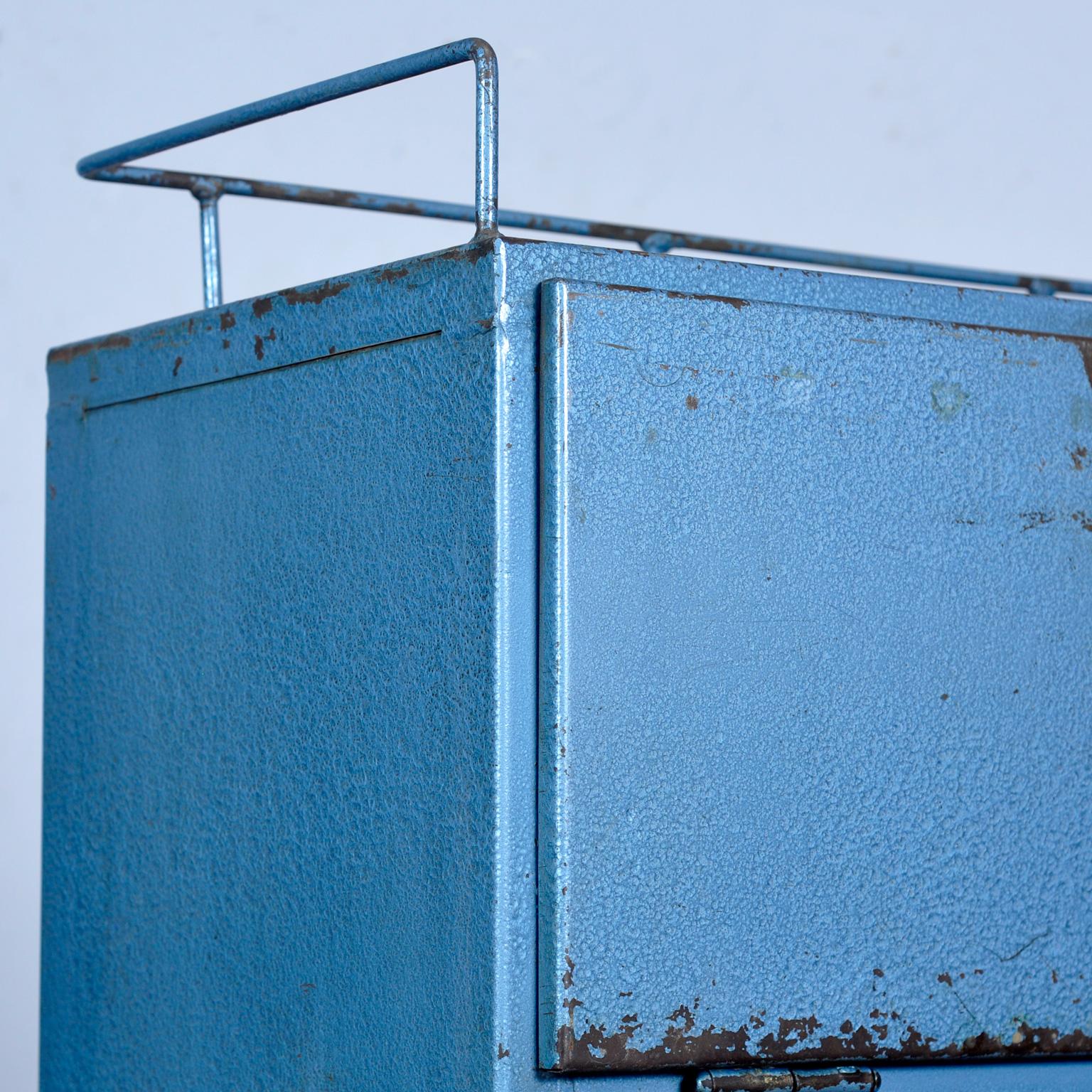 Piccolo mobile industriale in ferro con quattro cassetti, anni '70 in vendita 5