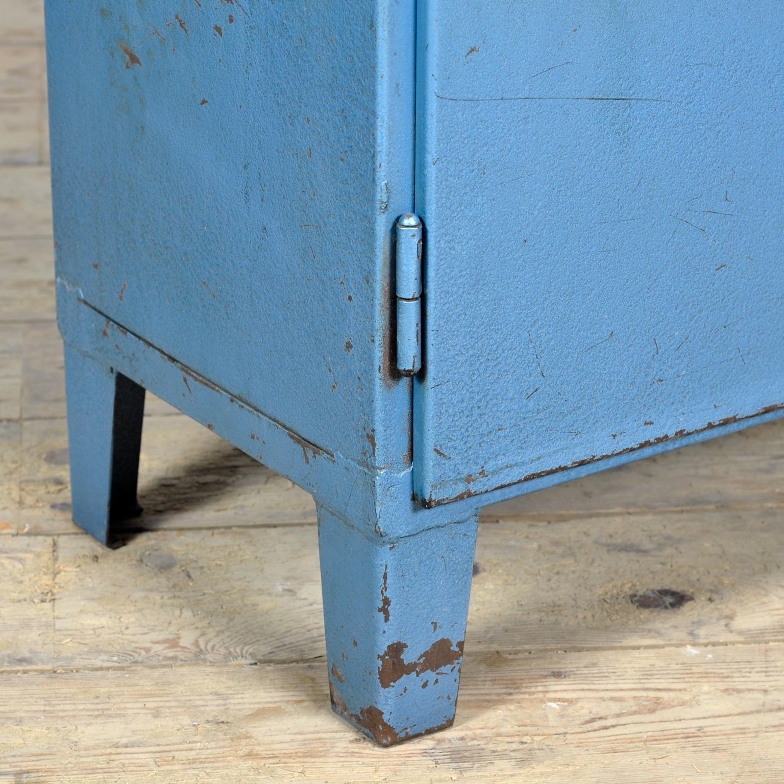 Piccolo mobile industriale in ferro con quattro cassetti, anni '70 in vendita 7