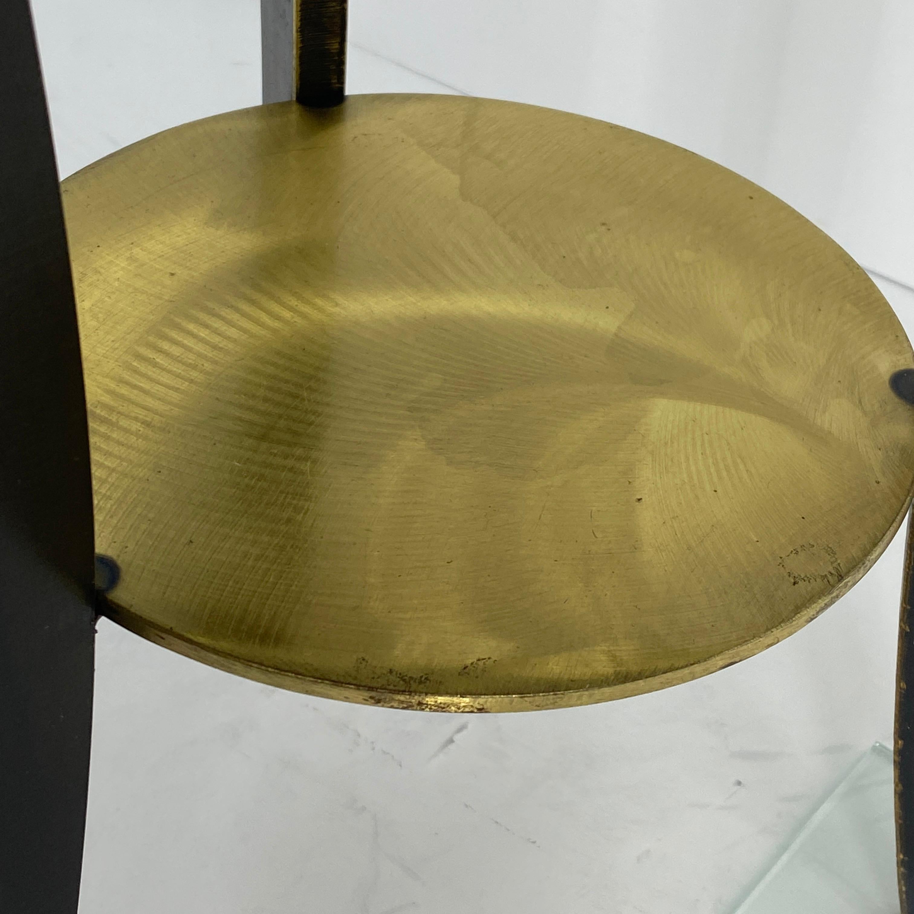 Petite table d'appoint industrielle en laiton massif de style John Visey en vente 7