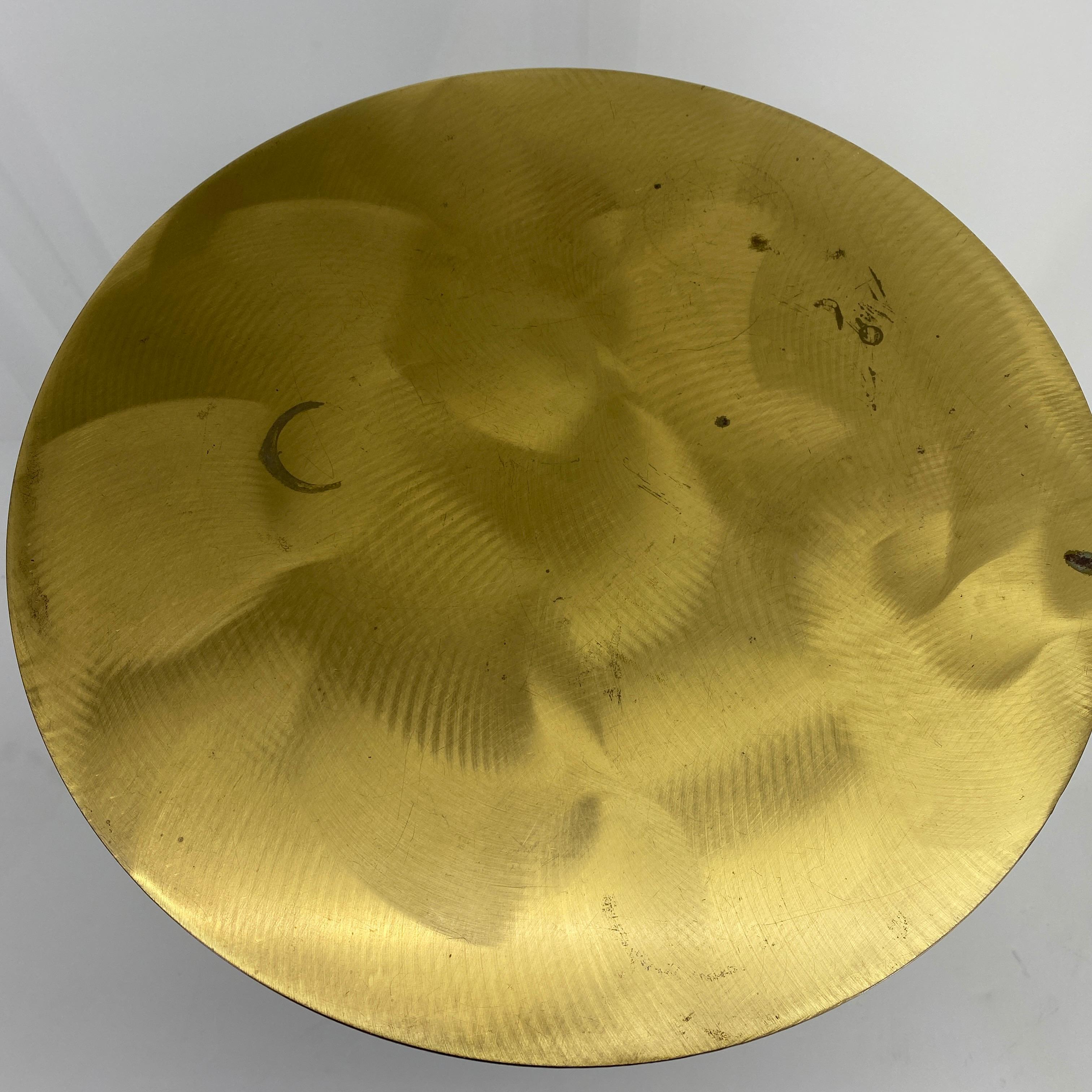 Petite table d'appoint industrielle en laiton massif de style John Visey en vente 8