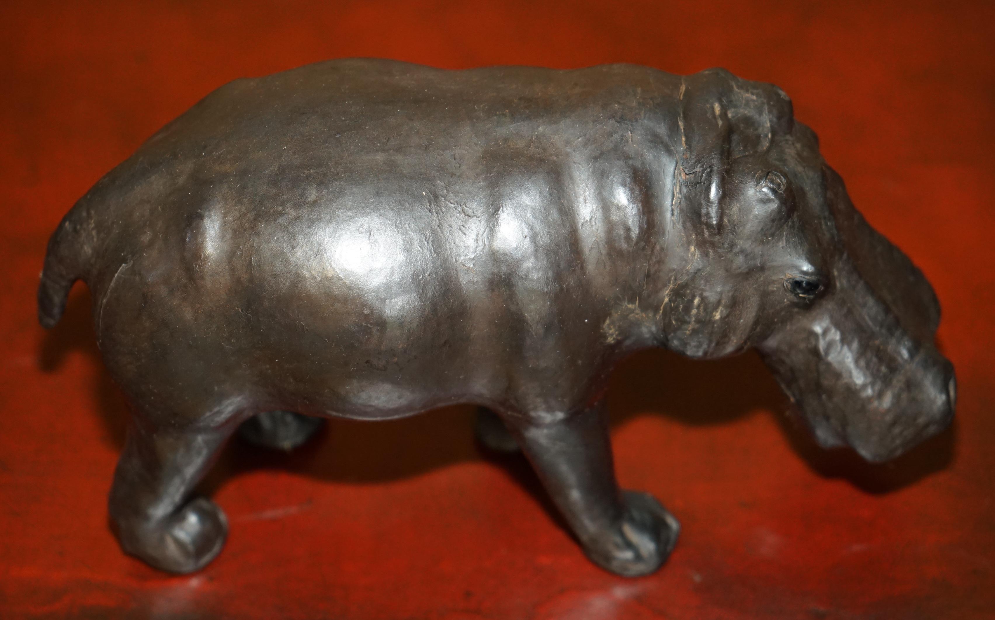 Antigüedades de la Casa Real

Royal House Antiques se complace en ofrecer a la venta este taburete o reposapiés absolutamente sublime, muy raro y original, de tamaño pequeño, de los años 30, fabricado en cuero marrón teñido a mano por Liberty's