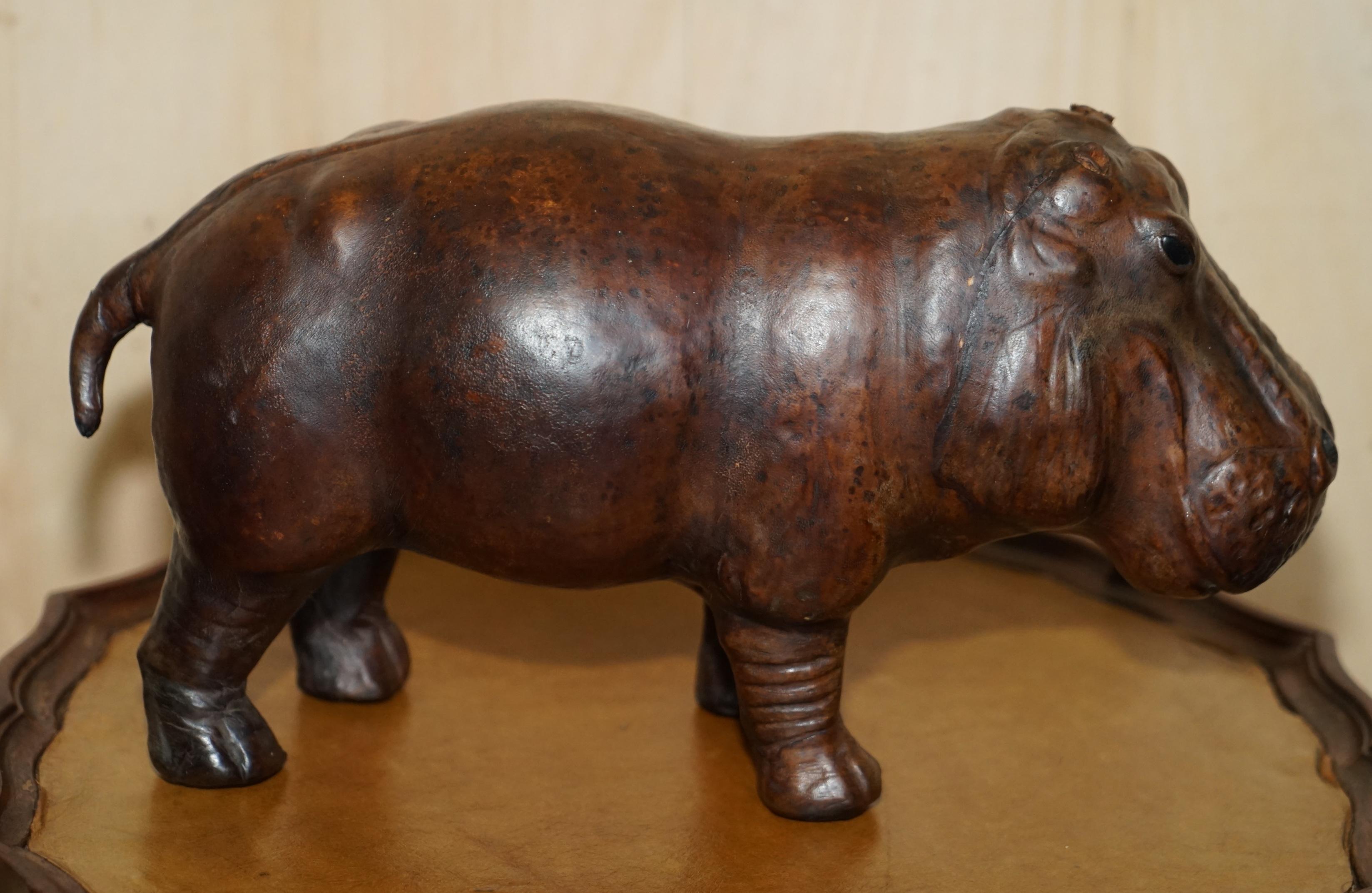 Européen Petit pouf en cuir d'hippopotame pour bébé Liberty of London Brown en vente