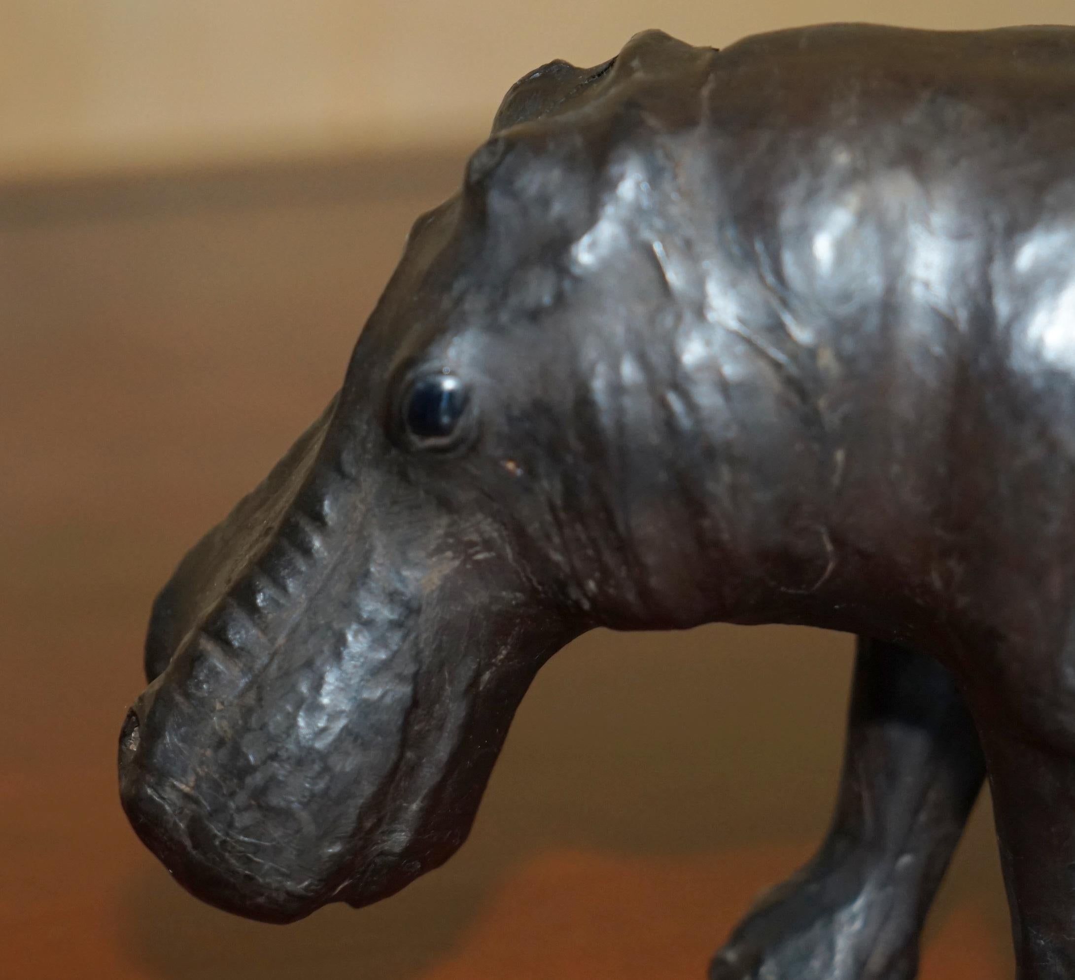 PANTALLA INFANTIL PEQUEÑA LIBERTY'S LONDON OMERSA DE CUERO MARRON HIPPOPOTAMUS en Bueno estado para la venta en West Sussex, Pulborough