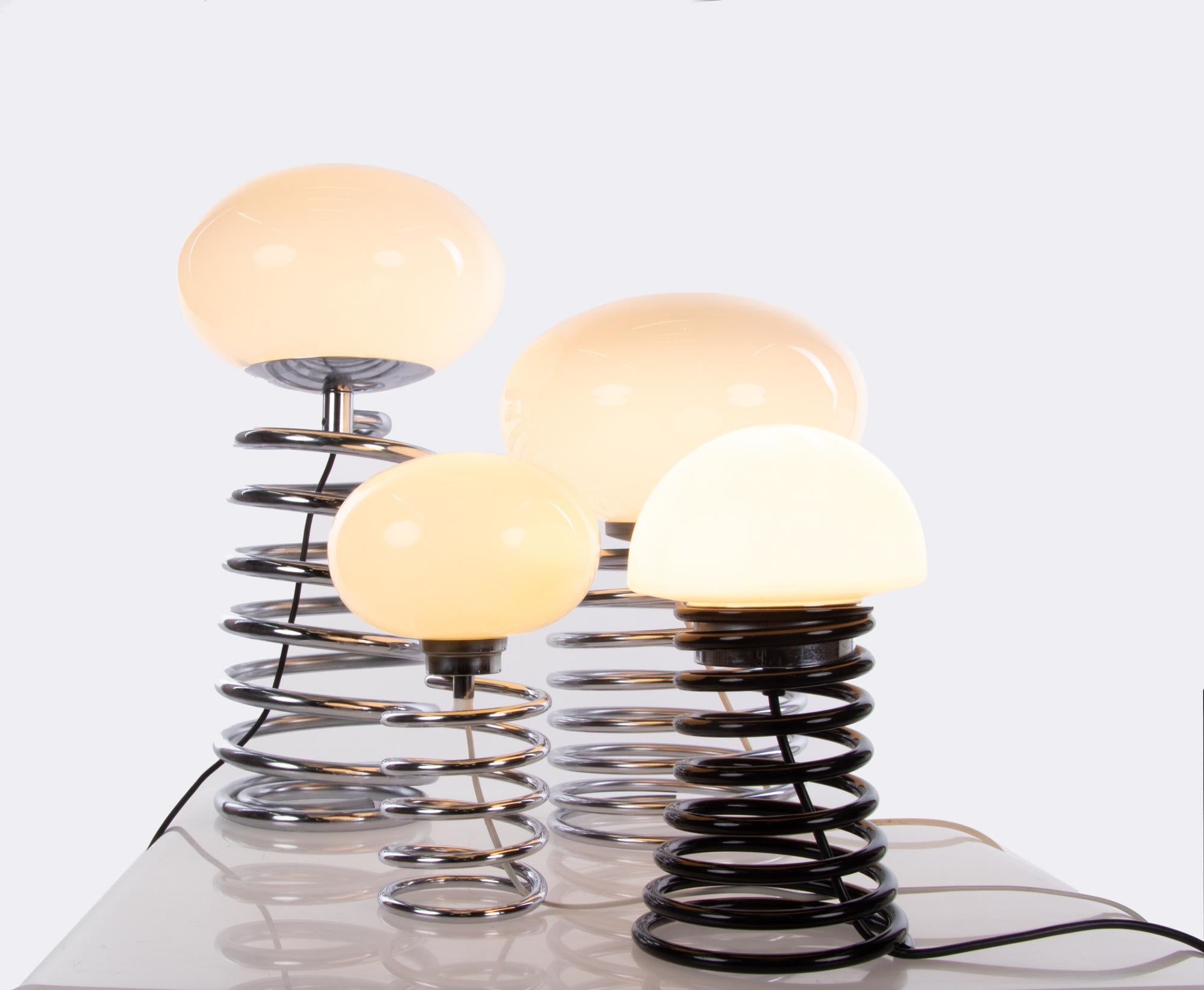 Mid-Century Modern 1965 Design M Ingo Maurer Petite lampe à poser 'Spirale' verre et chrome