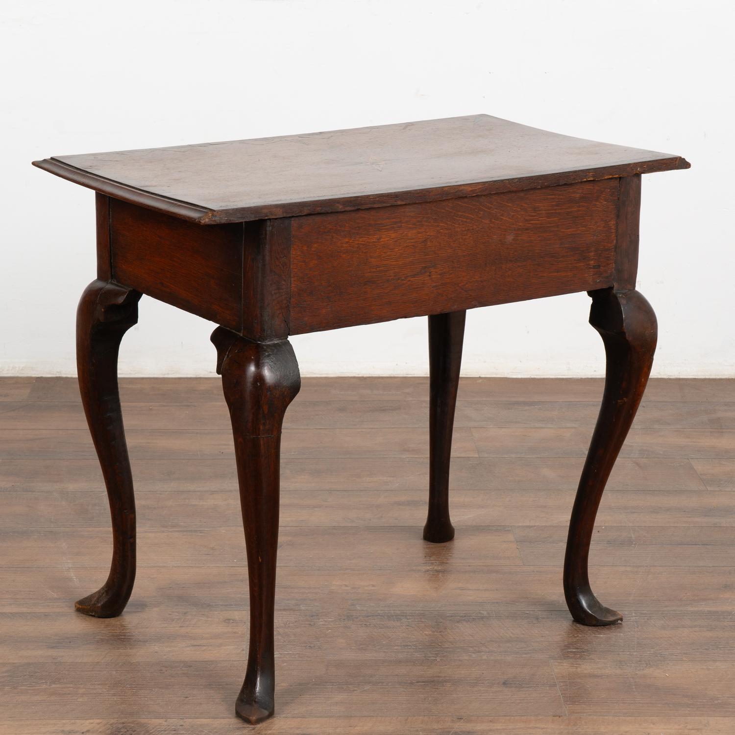 Petite table d'appoint en chêne marqueté avec pieds en cabriolet et un seul tiroir, Danemark 1750-70 en vente 7