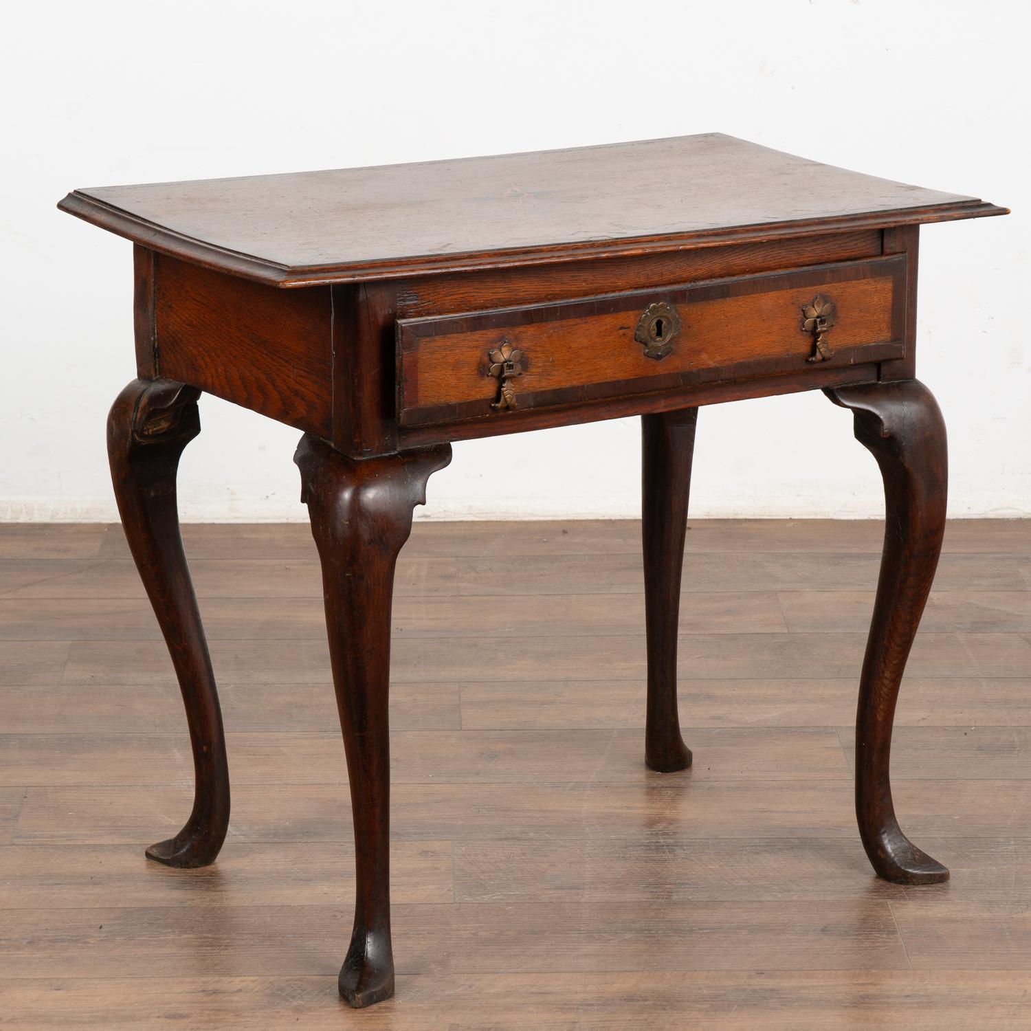 Table d'appoint en chêne avec pieds cabriolet incurvés, motif décoratif en étoile incrusté et garniture en noyer.
Veuillez agrandir les photos pour apprécier la patine du bois de chêne naturel, y compris les rayures, les taches et les entailles dues