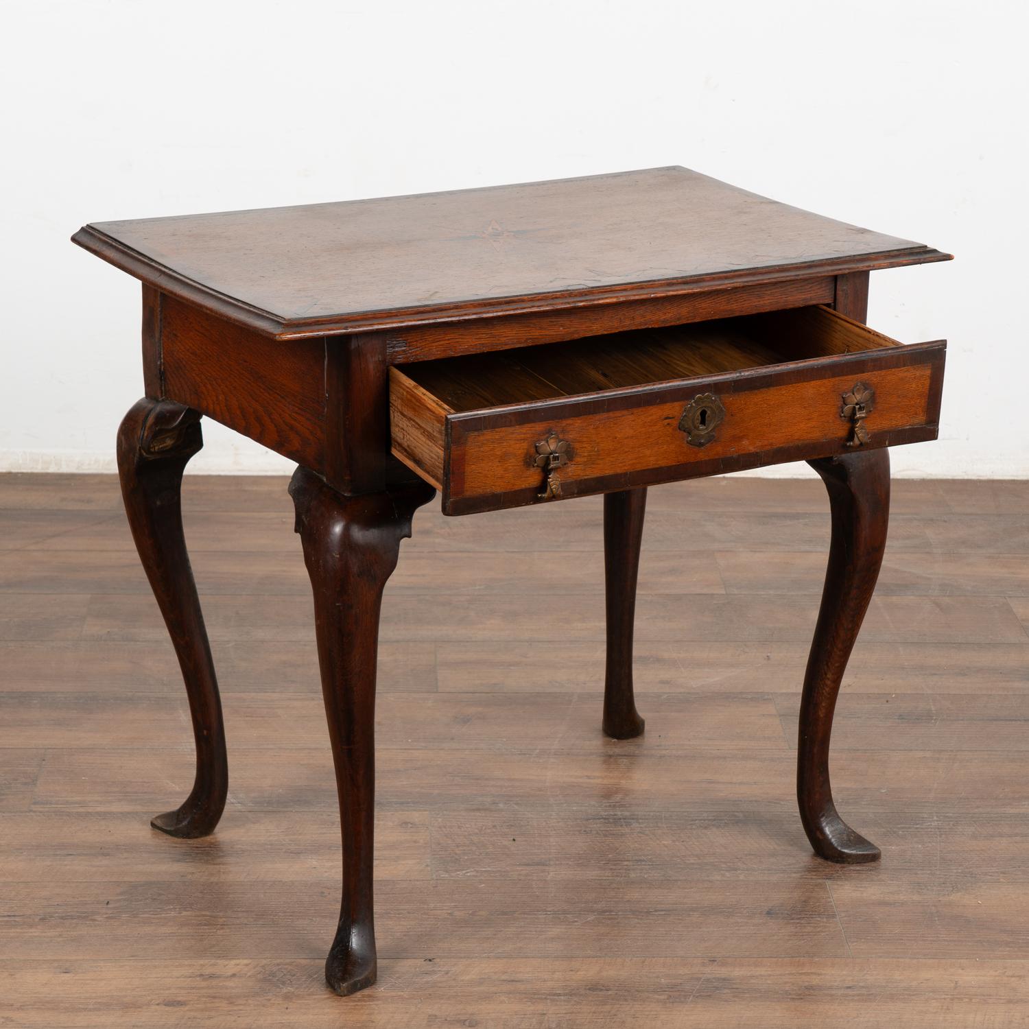 Danois Petite table d'appoint en chêne marqueté avec pieds en cabriolet et un seul tiroir, Danemark 1750-70 en vente