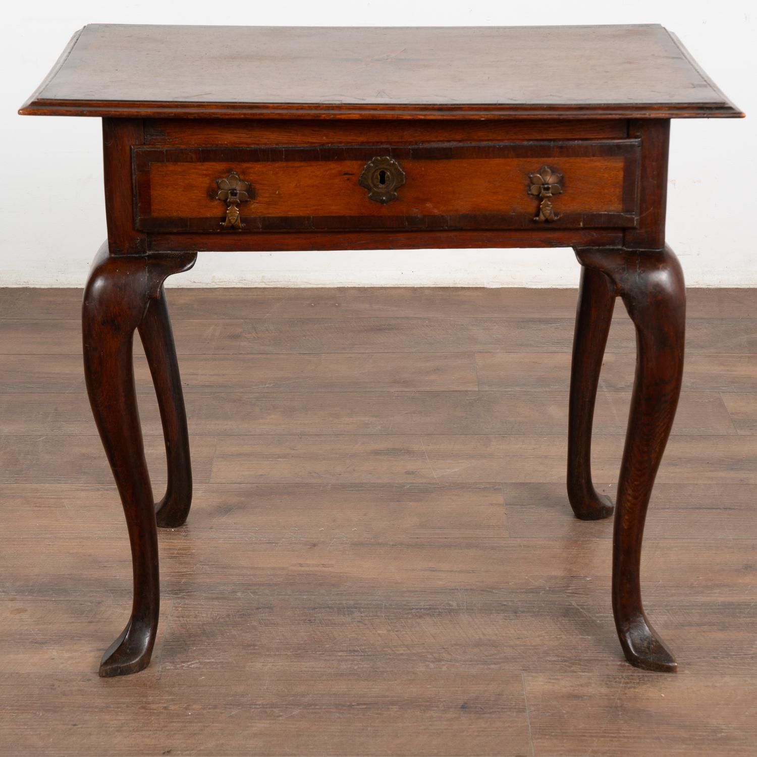 Petite table d'appoint en chêne marqueté avec pieds en cabriolet et un seul tiroir, Danemark 1750-70 Bon état - En vente à Round Top, TX
