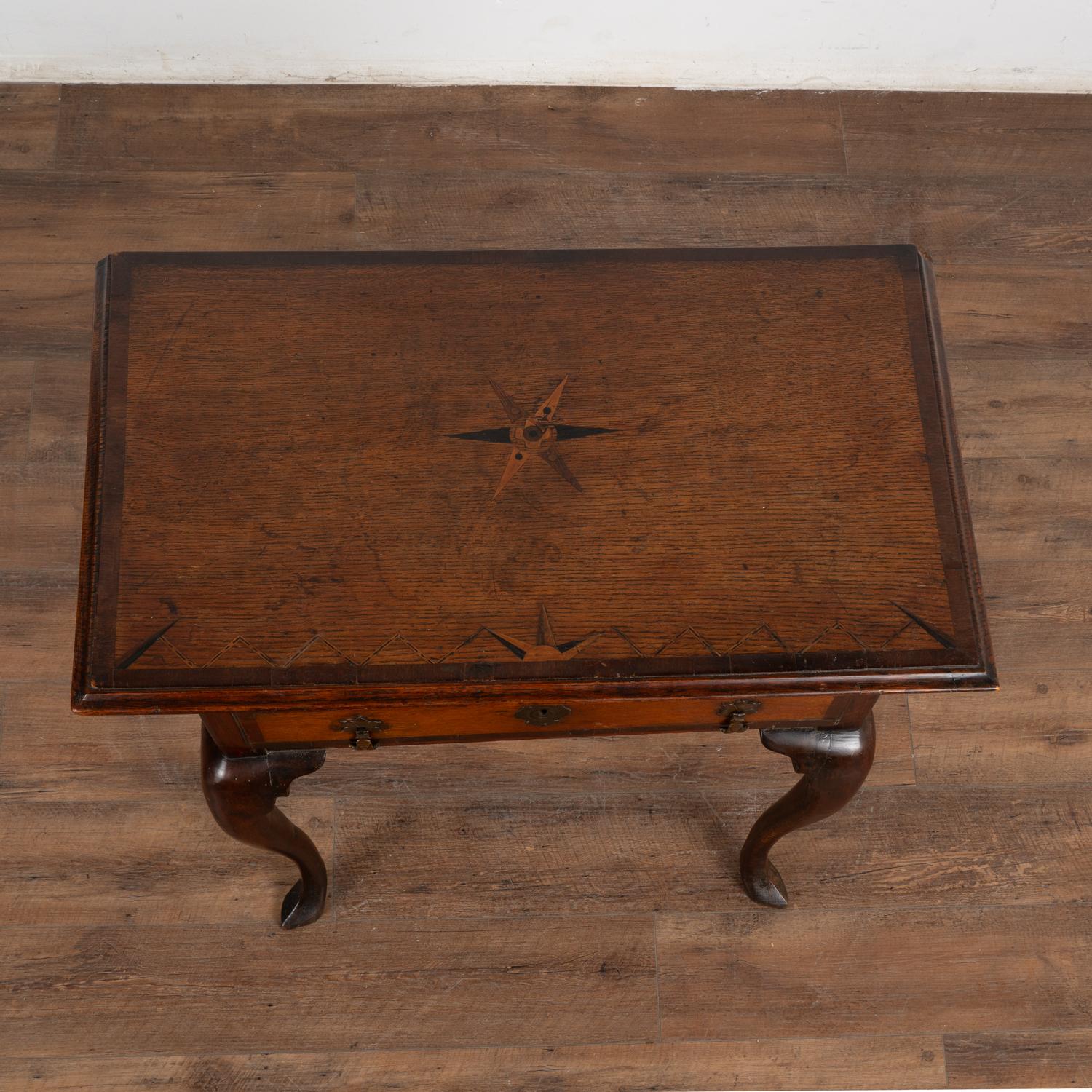 XVIIIe siècle Petite table d'appoint en chêne marqueté avec pieds en cabriolet et un seul tiroir, Danemark 1750-70 en vente