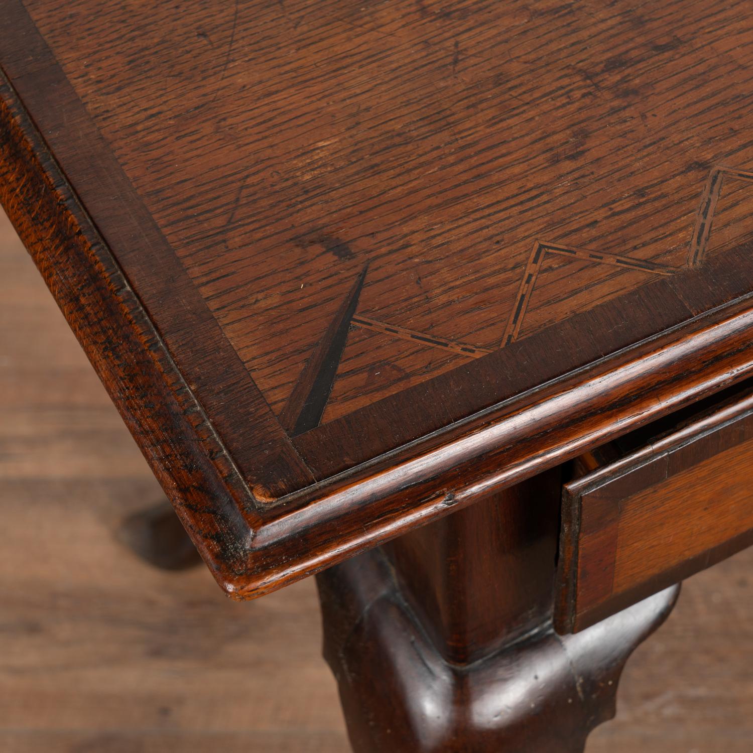 Chêne Petite table d'appoint en chêne marqueté avec pieds en cabriolet et un seul tiroir, Danemark 1750-70 en vente