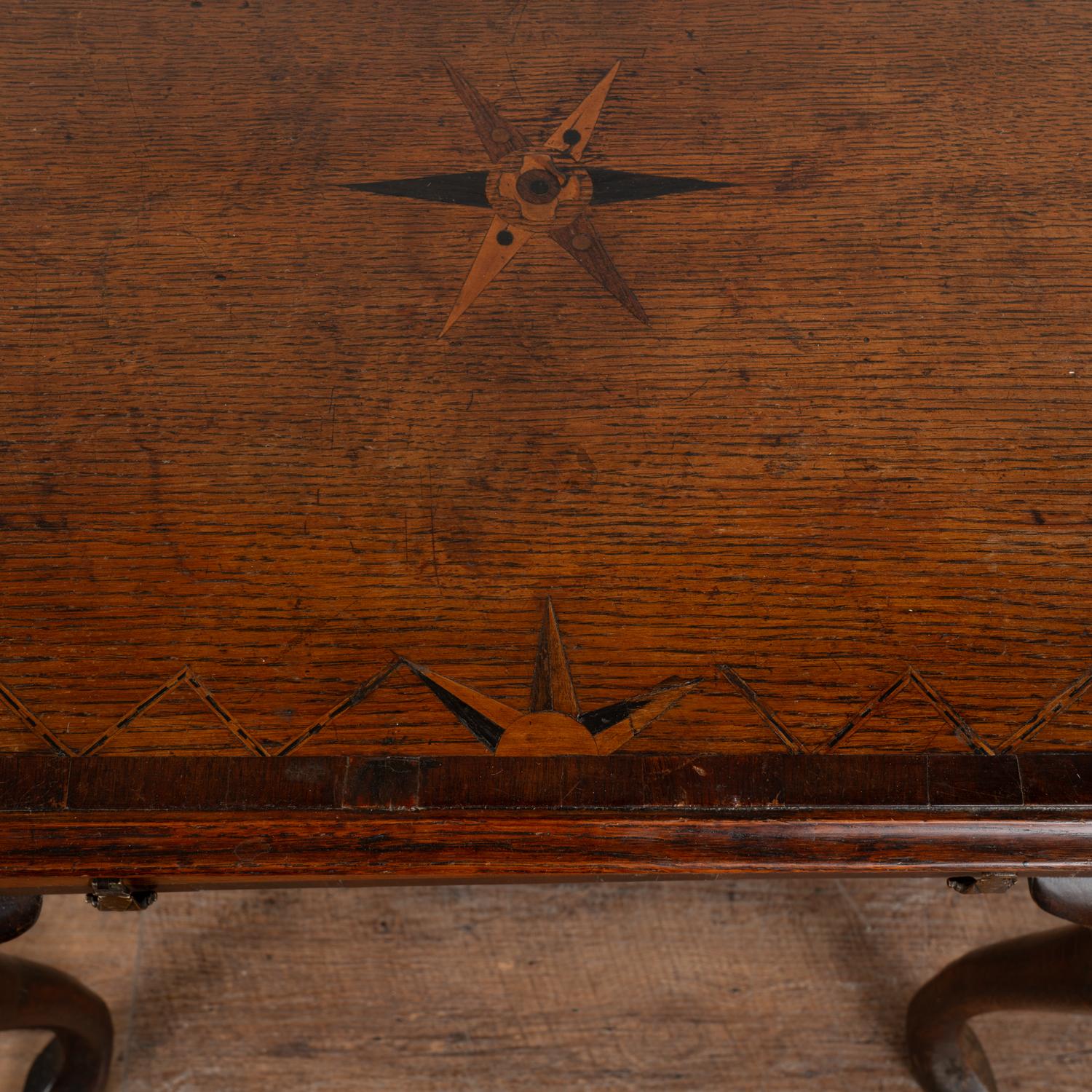 Petite table d'appoint en chêne marqueté avec pieds en cabriolet et un seul tiroir, Danemark 1750-70 en vente 1