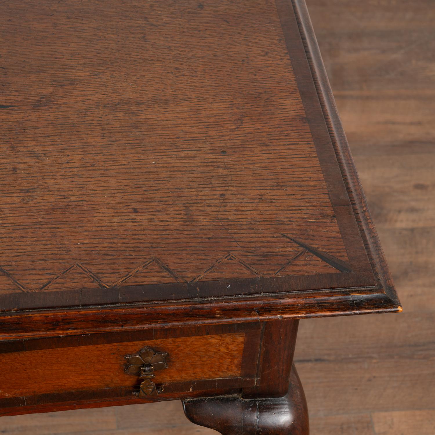 Petite table d'appoint en chêne marqueté avec pieds en cabriolet et un seul tiroir, Danemark 1750-70 en vente 3
