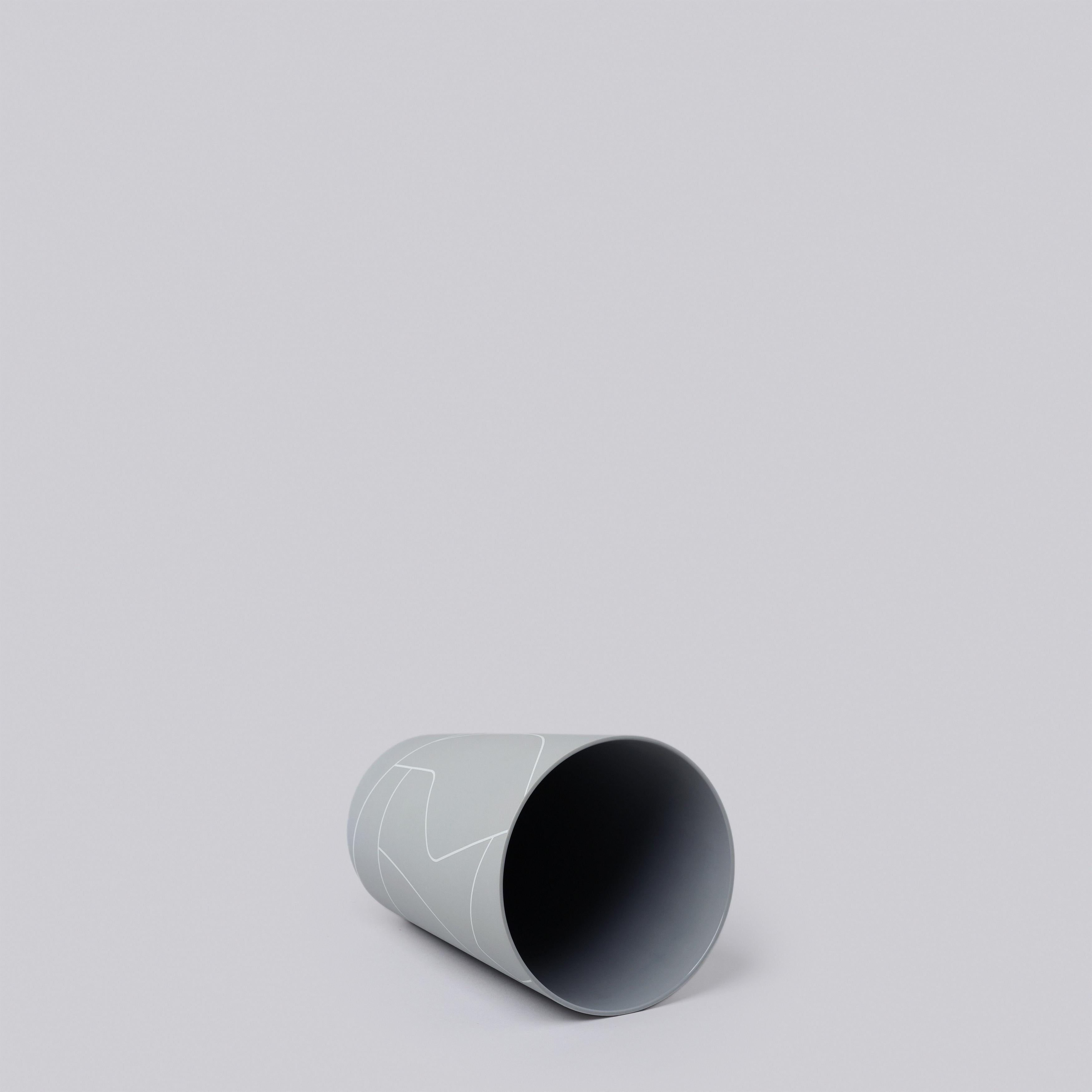 Chinois Petit vase conique inversé en céramique gris mat et moyen avec motif de lignes graphiques en vente
