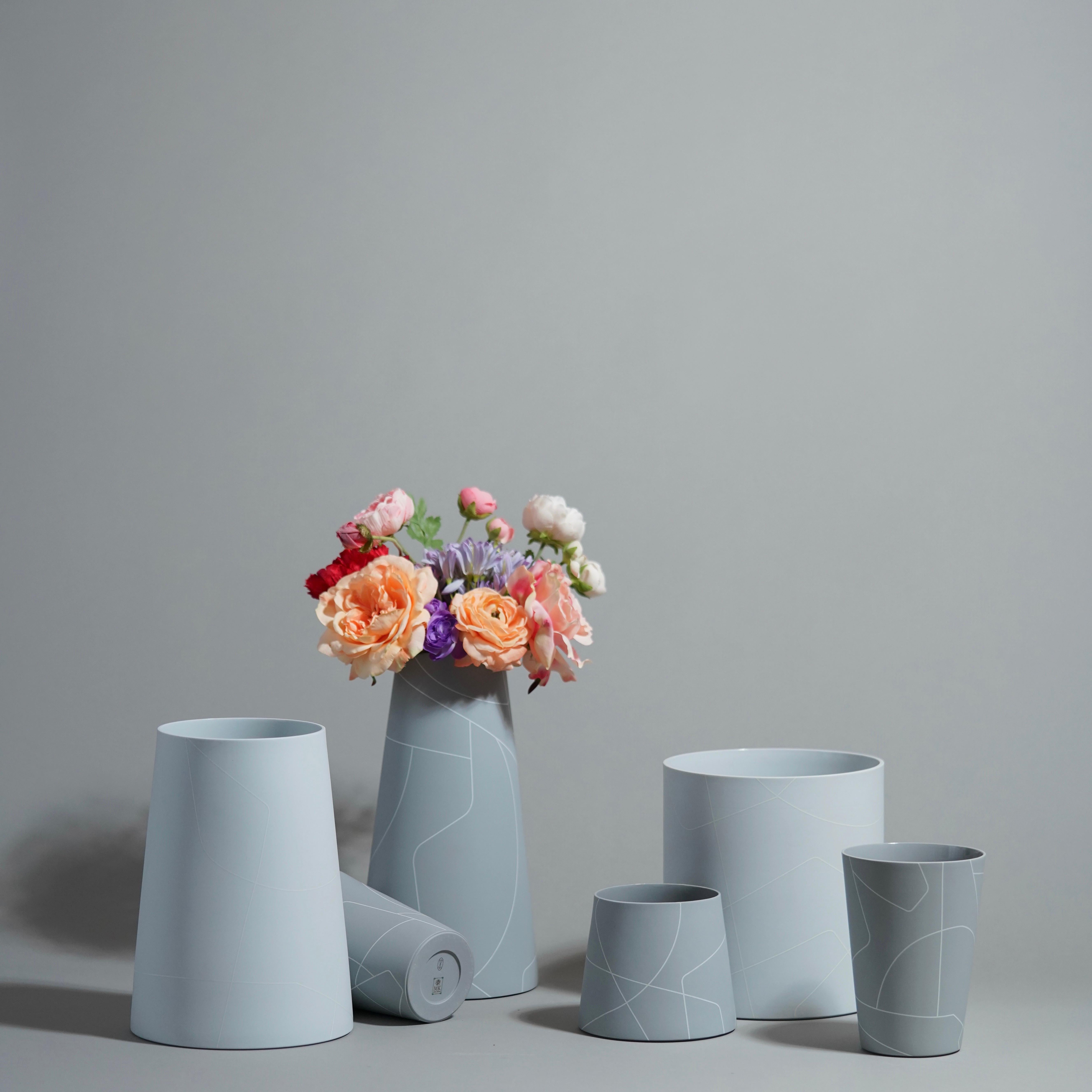 Petit vase conique inversé en céramique gris clair mat avec motif de lignes graphiques Neuf - En vente à Manassas Park, VA