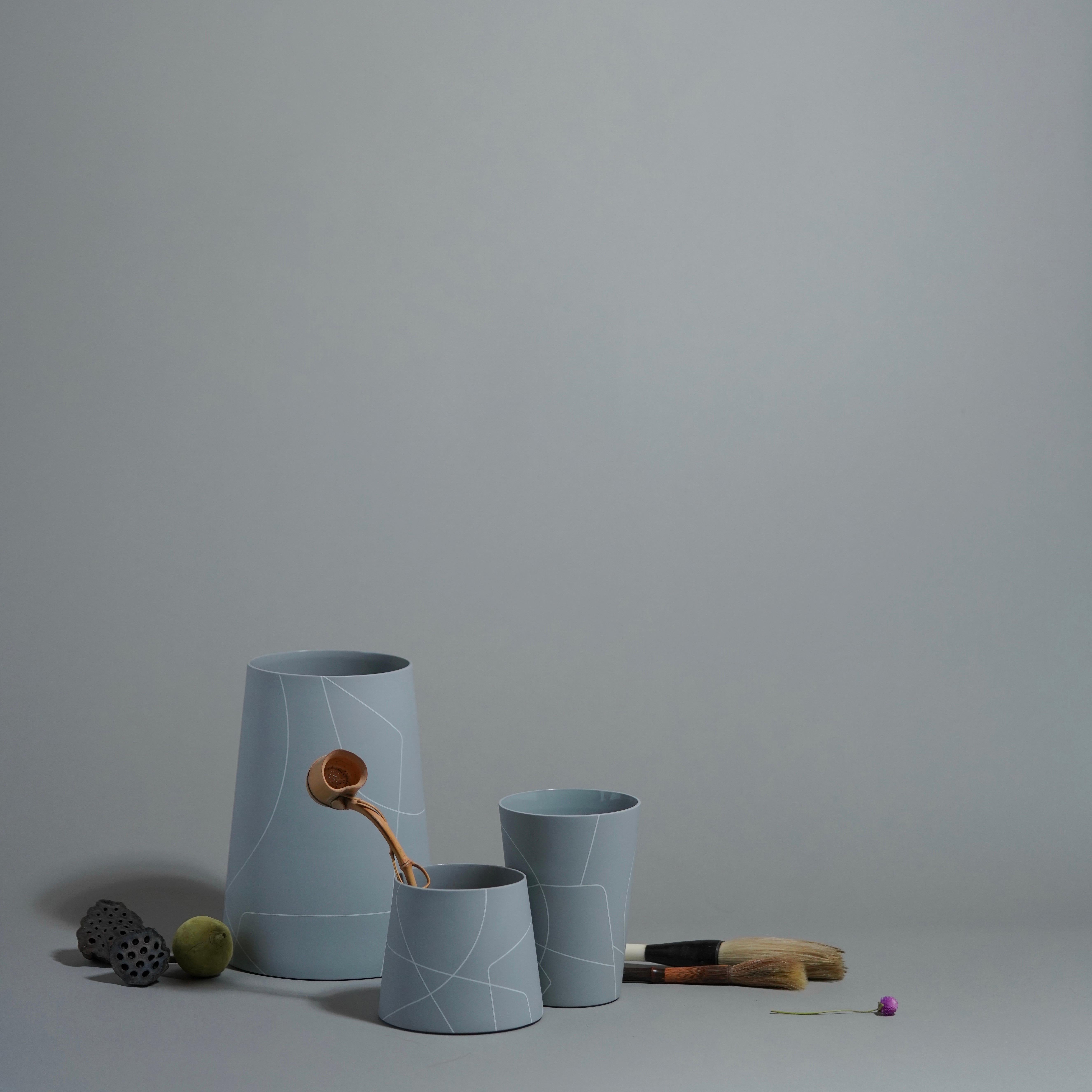 XXIe siècle et contemporain Petit vase conique inversé en céramique gris clair mat avec motif de lignes graphiques en vente