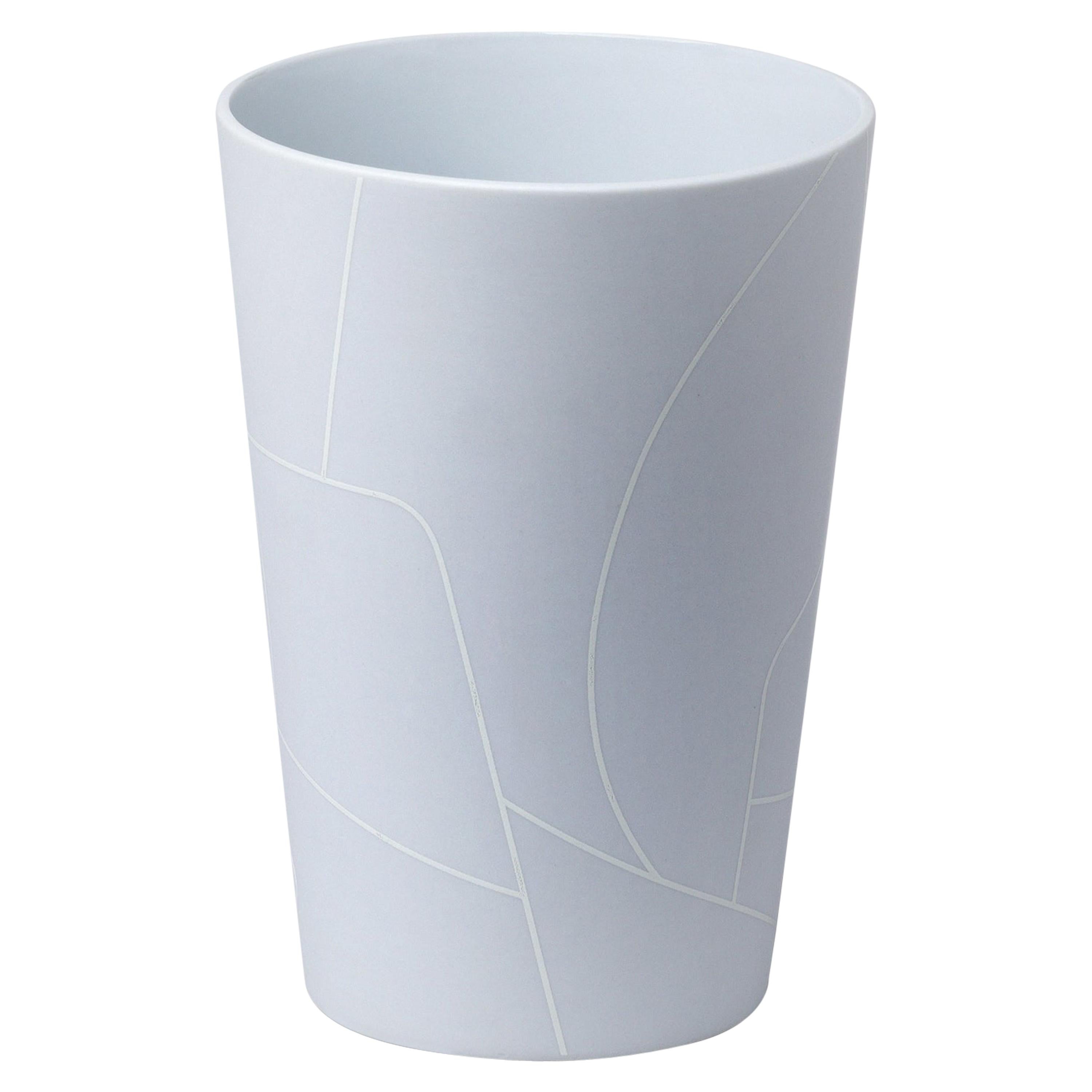 Petit vase conique inversé en céramique gris clair mat avec motif de lignes graphiques en vente
