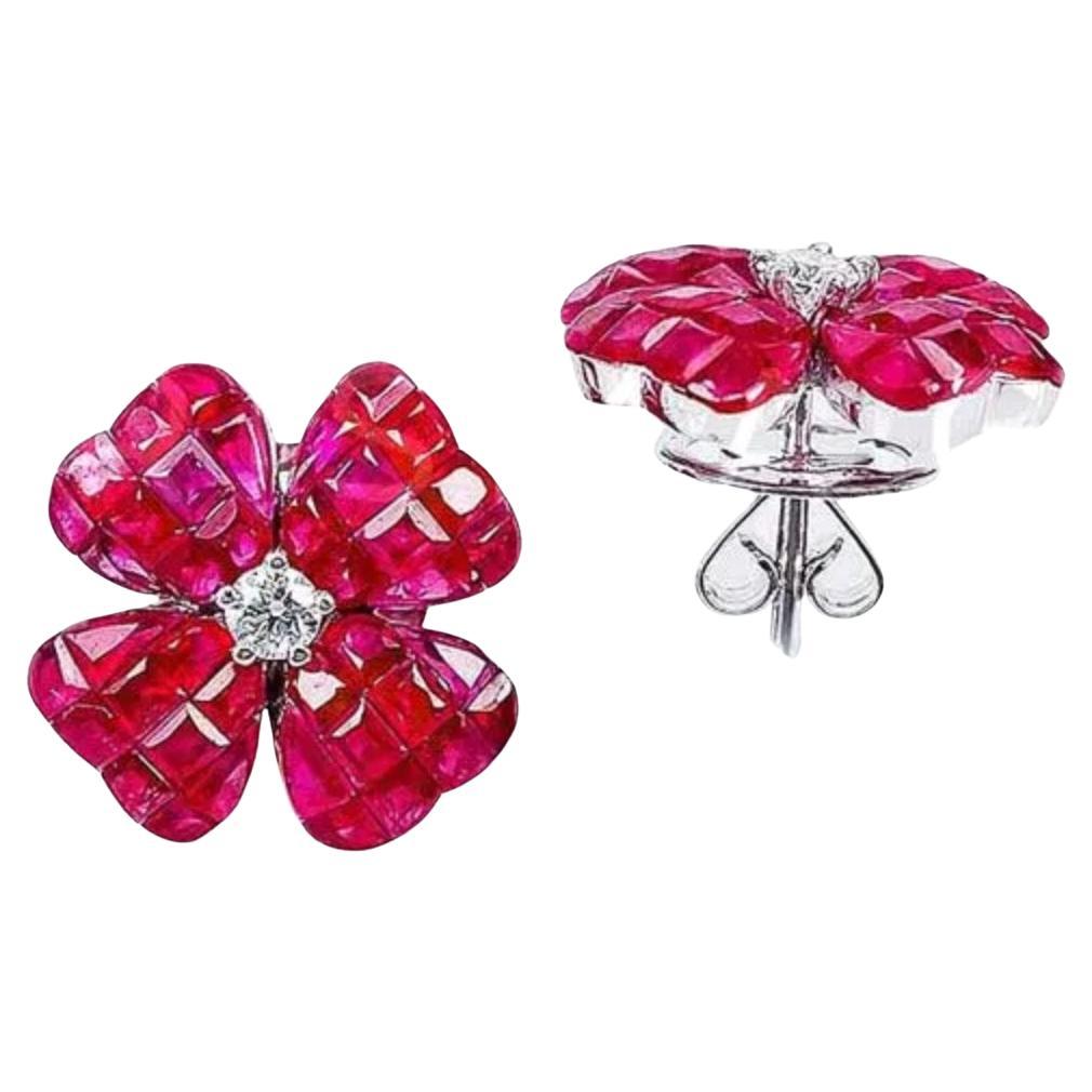 Boucles d'oreilles en forme de trèfle à quatre feuilles, composées d'un rubis taillé en calibre invisiblement serti et d'un diamant rond taillé en brillant. Fabriqué à la main en or blanc poli 18k.  Rubis pesant 11.15 carats au total.  Deux diamants