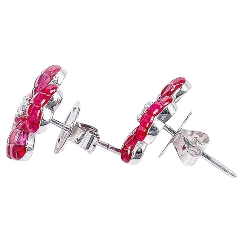 Taille mixte Petites boucles d'oreilles en forme de trèfle serties de rubis et de diamants invisibles en vente