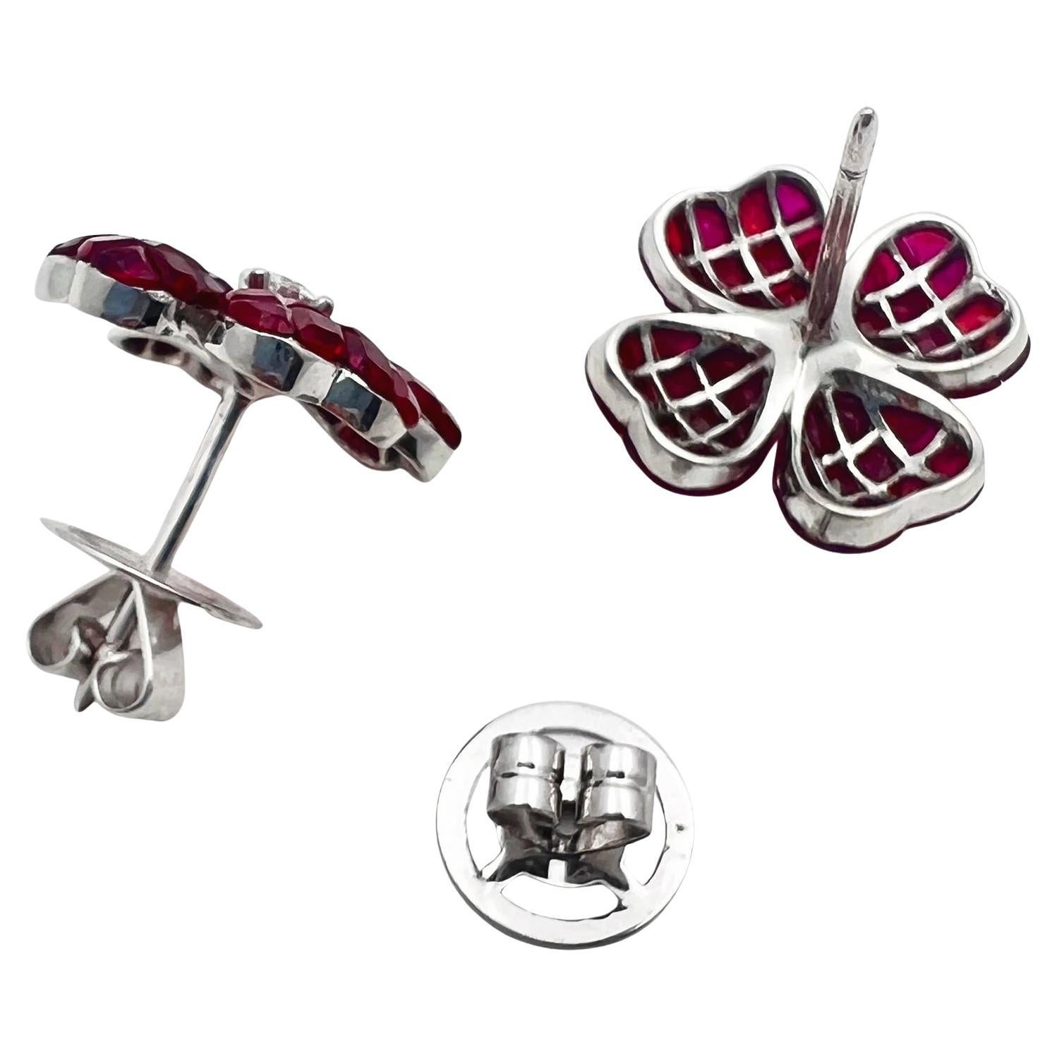 Petites boucles d'oreilles en forme de trèfle serties de rubis et de diamants invisibles Neuf - En vente à Palm Beach, FL