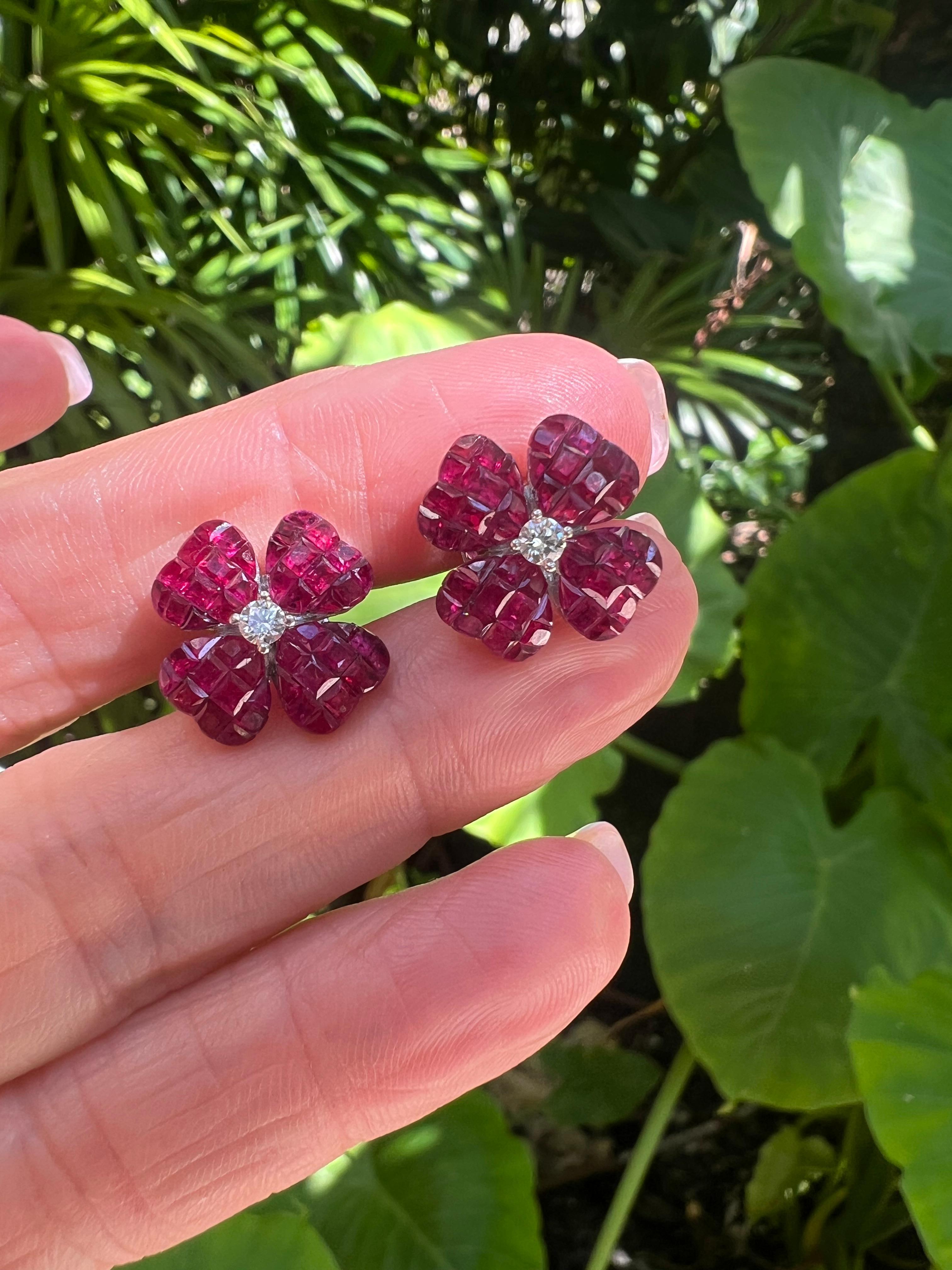 Petites boucles d'oreilles en forme de trèfle serties de rubis et de diamants invisibles en vente 1
