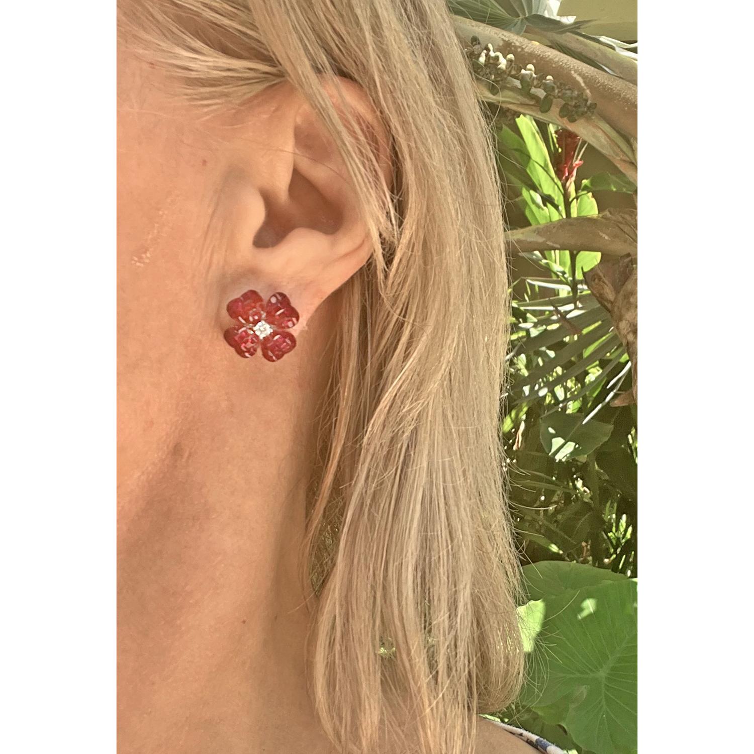 Petites boucles d'oreilles en forme de trèfle serties de rubis et de diamants invisibles Pour femmes en vente