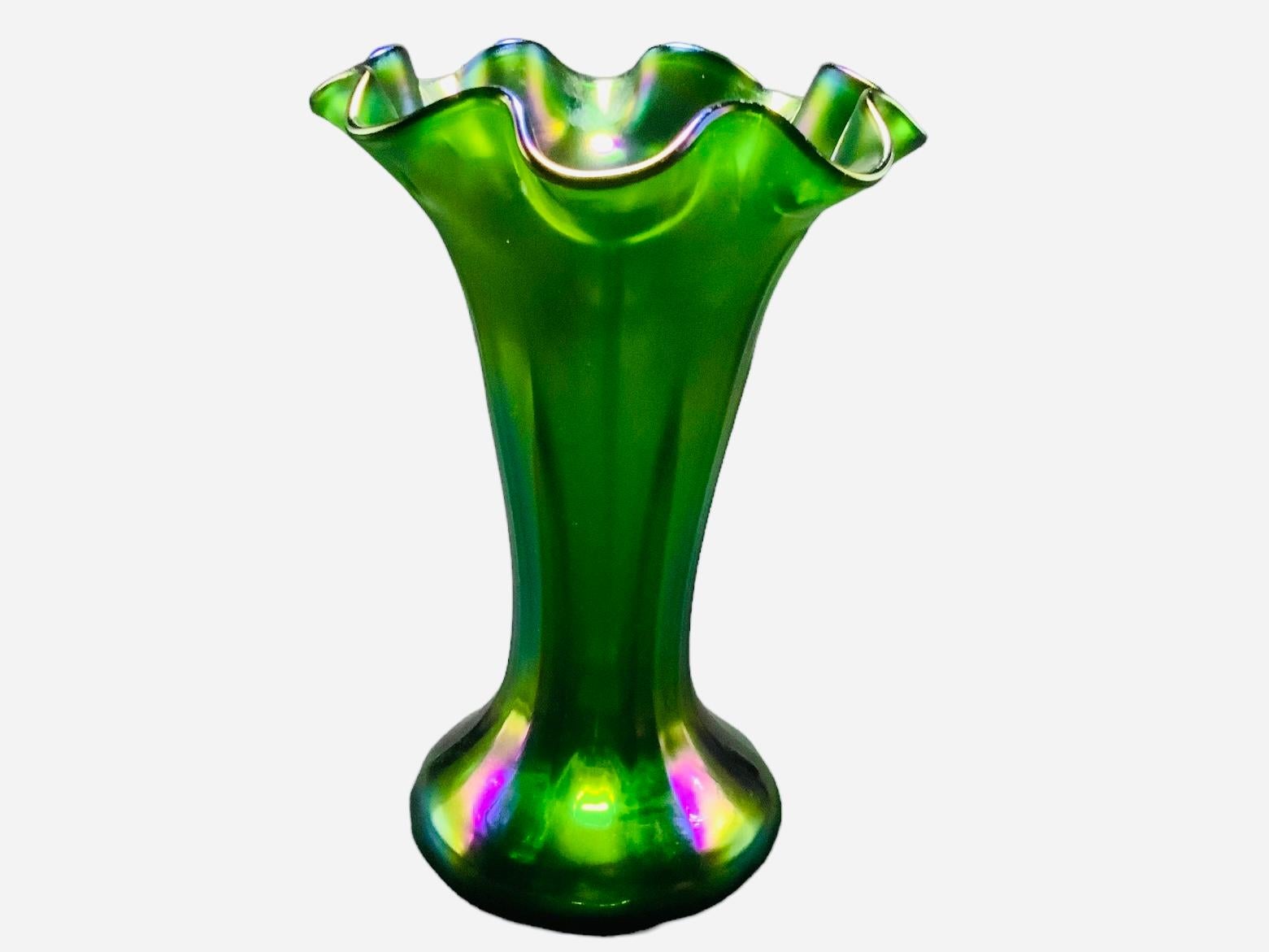 Small Iridescent Art Glass Flower Vase In Good Condition For Sale In Guaynabo, PR