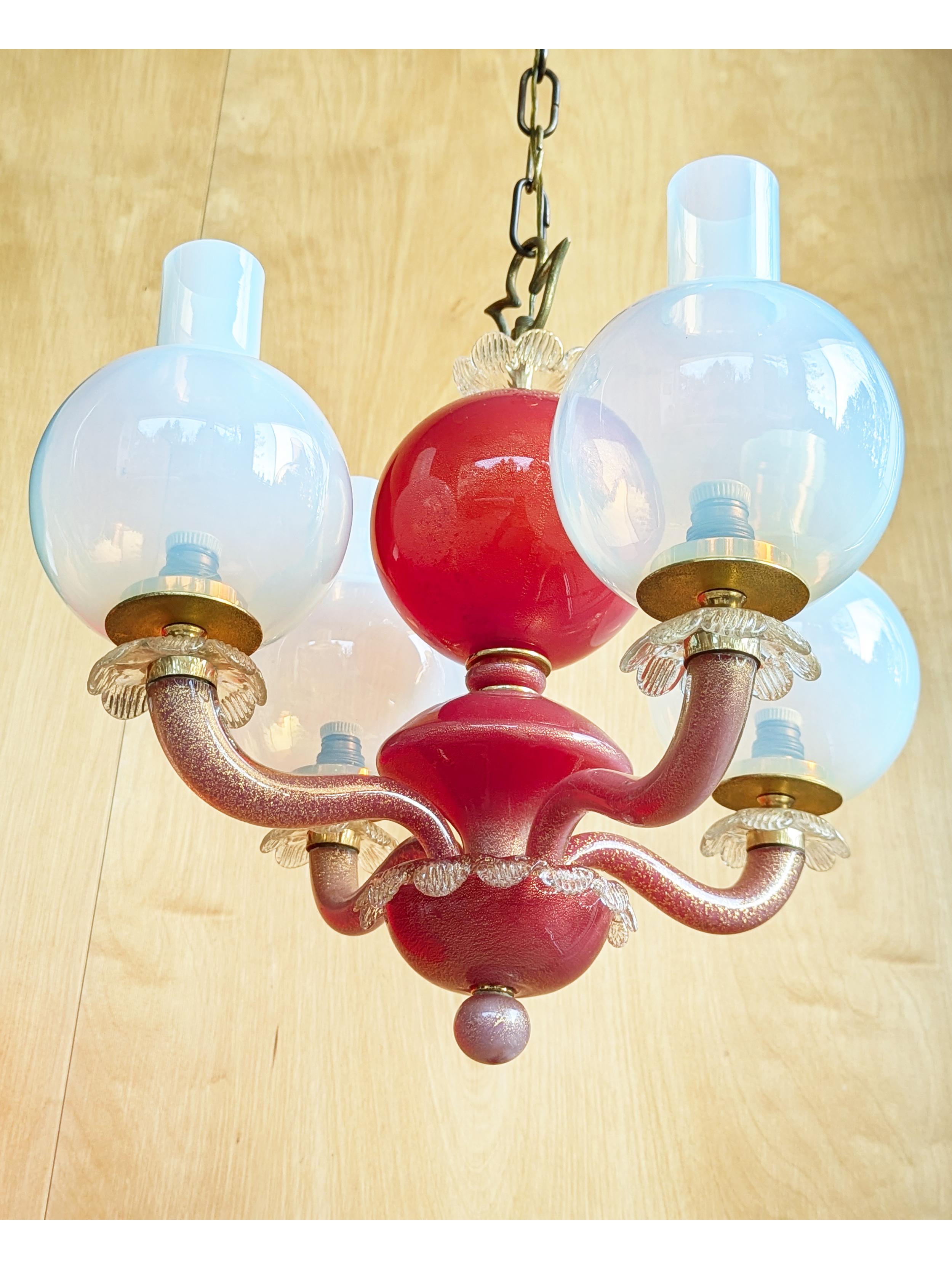 Italiano Piccolo lampadario a 4 luci in vetro di Murano iridescente e cremisi di Seguso, anni 1940-50 in vendita