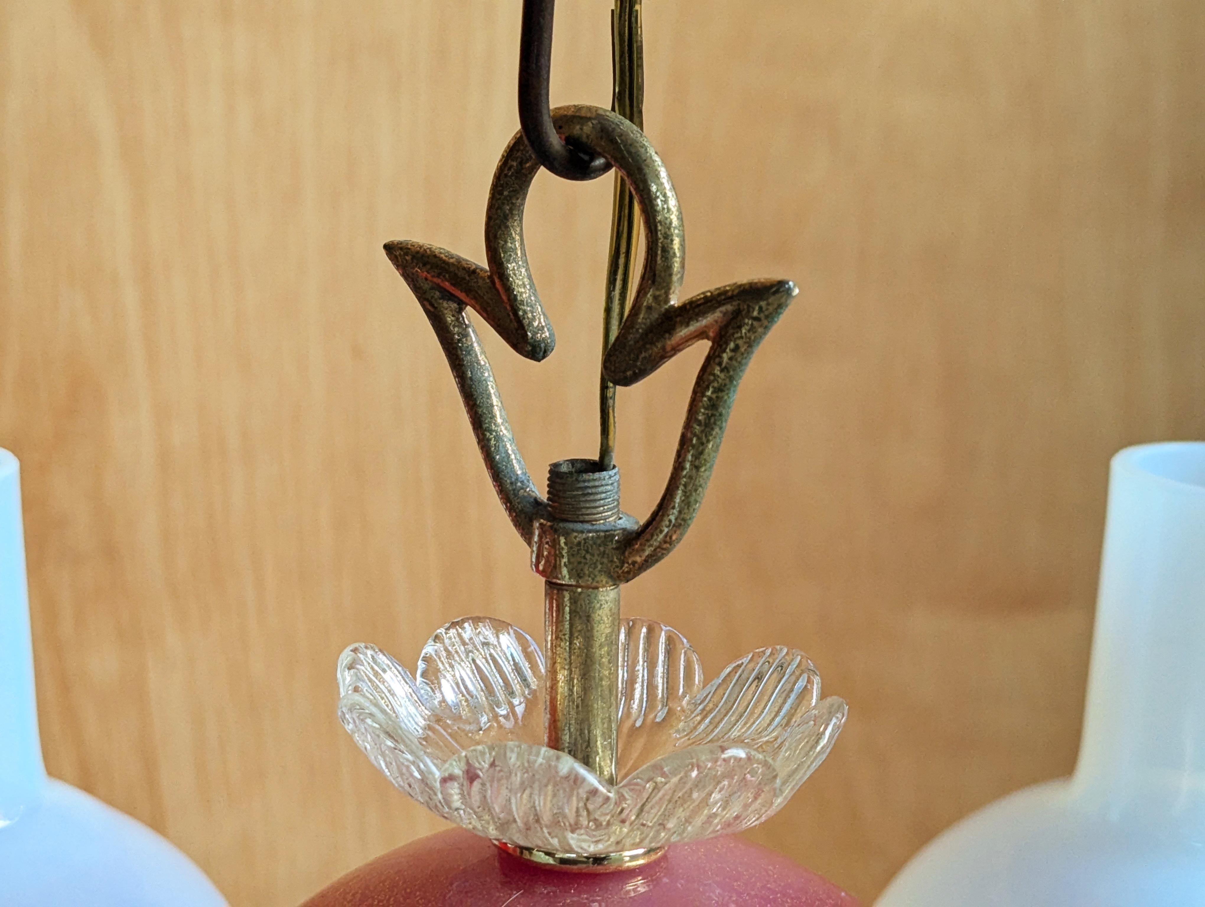 XX secolo Piccolo lampadario a 4 luci in vetro di Murano iridescente e cremisi di Seguso, anni 1940-50 in vendita