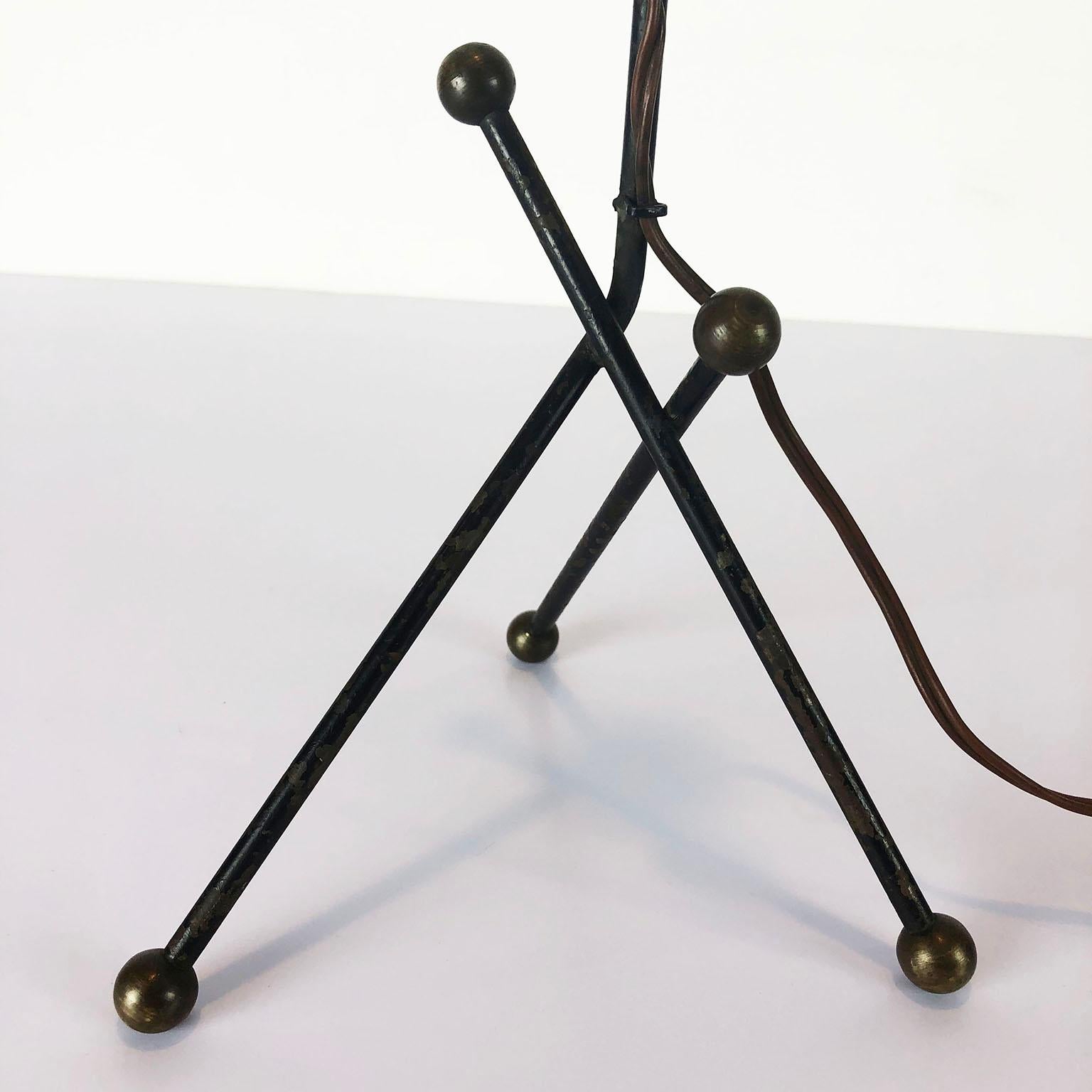 Wir bieten diese kleine Lampe mit Messingkugeln an den Ecken und erstaunlicher Patina an, die Arturo Pani zugeschrieben wird, um 1950.